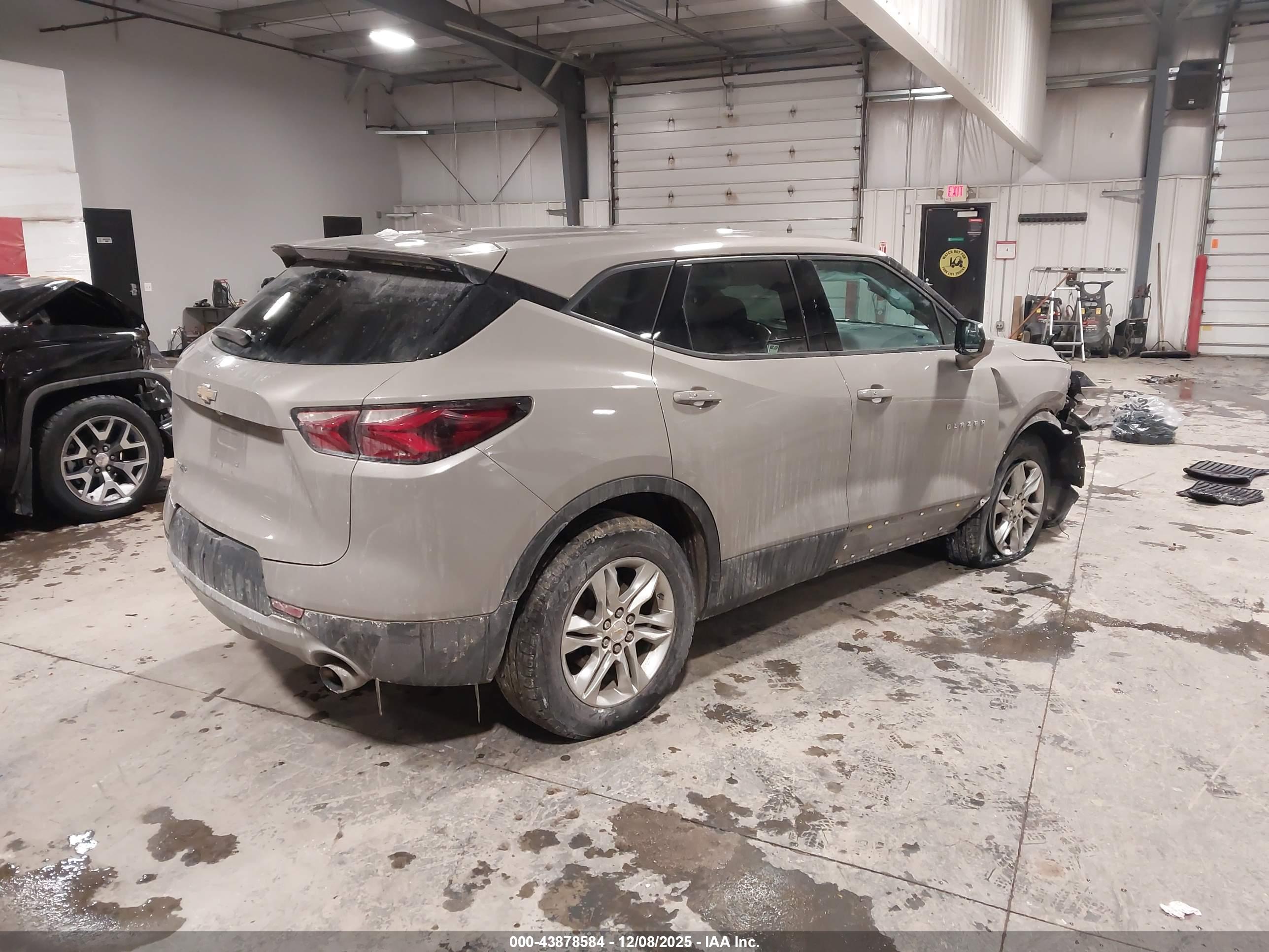 CHEVROLET BLAZER image 4
