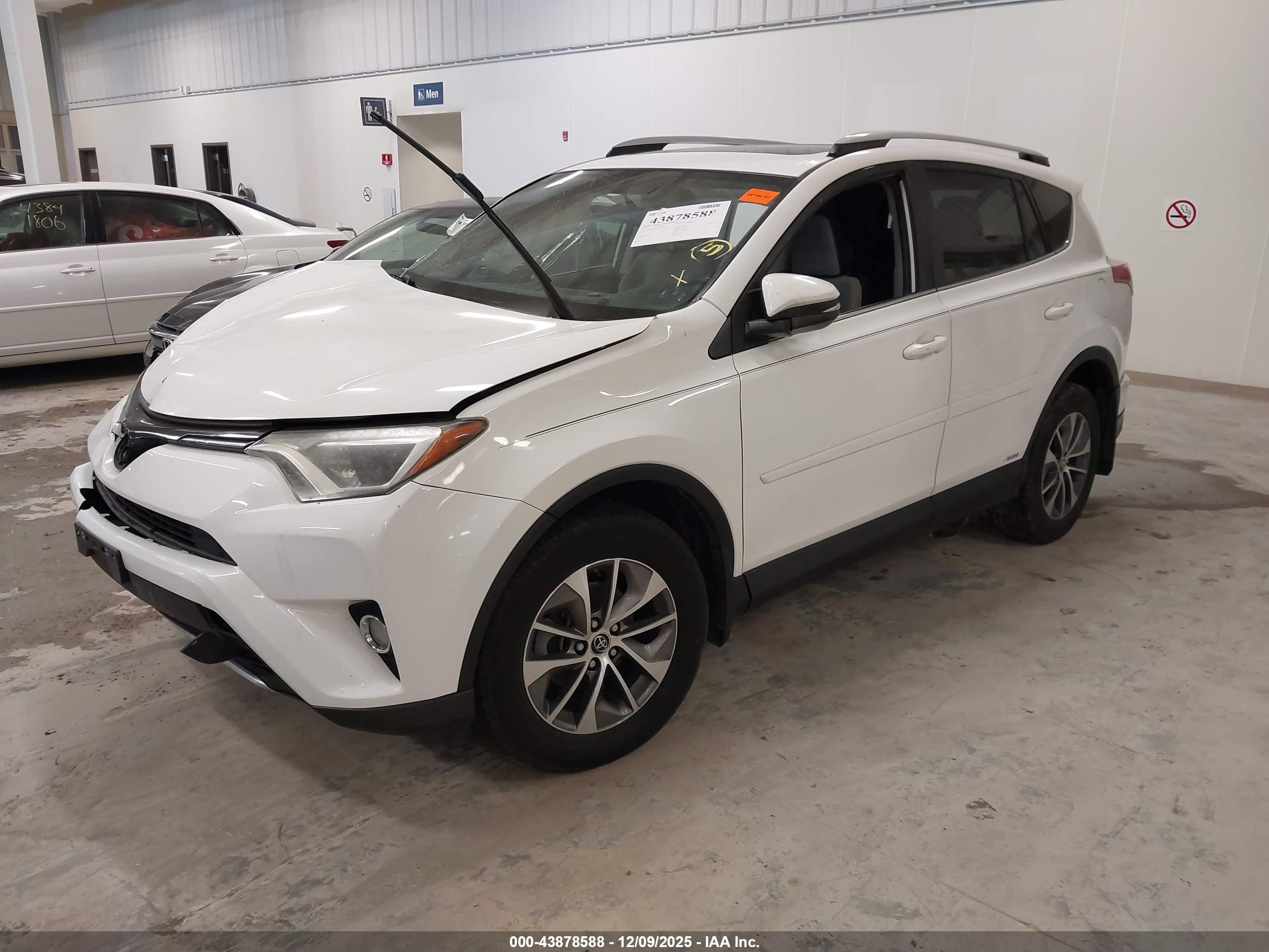 TOYOTA RAV4 image 2