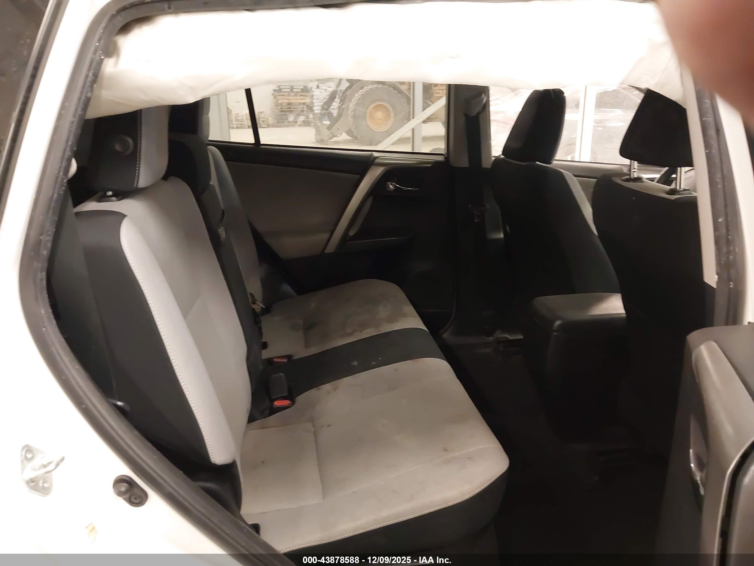 TOYOTA RAV4 image 8