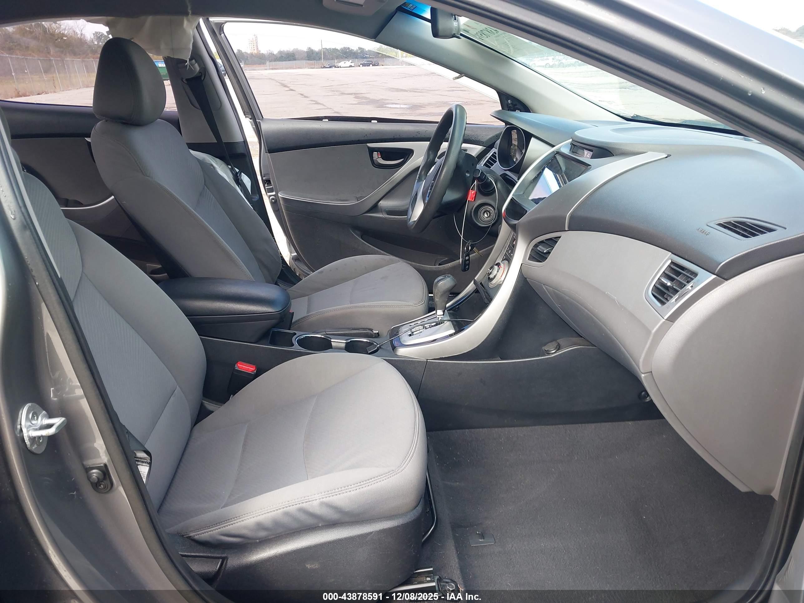 HYUNDAI ELANTRA image 5