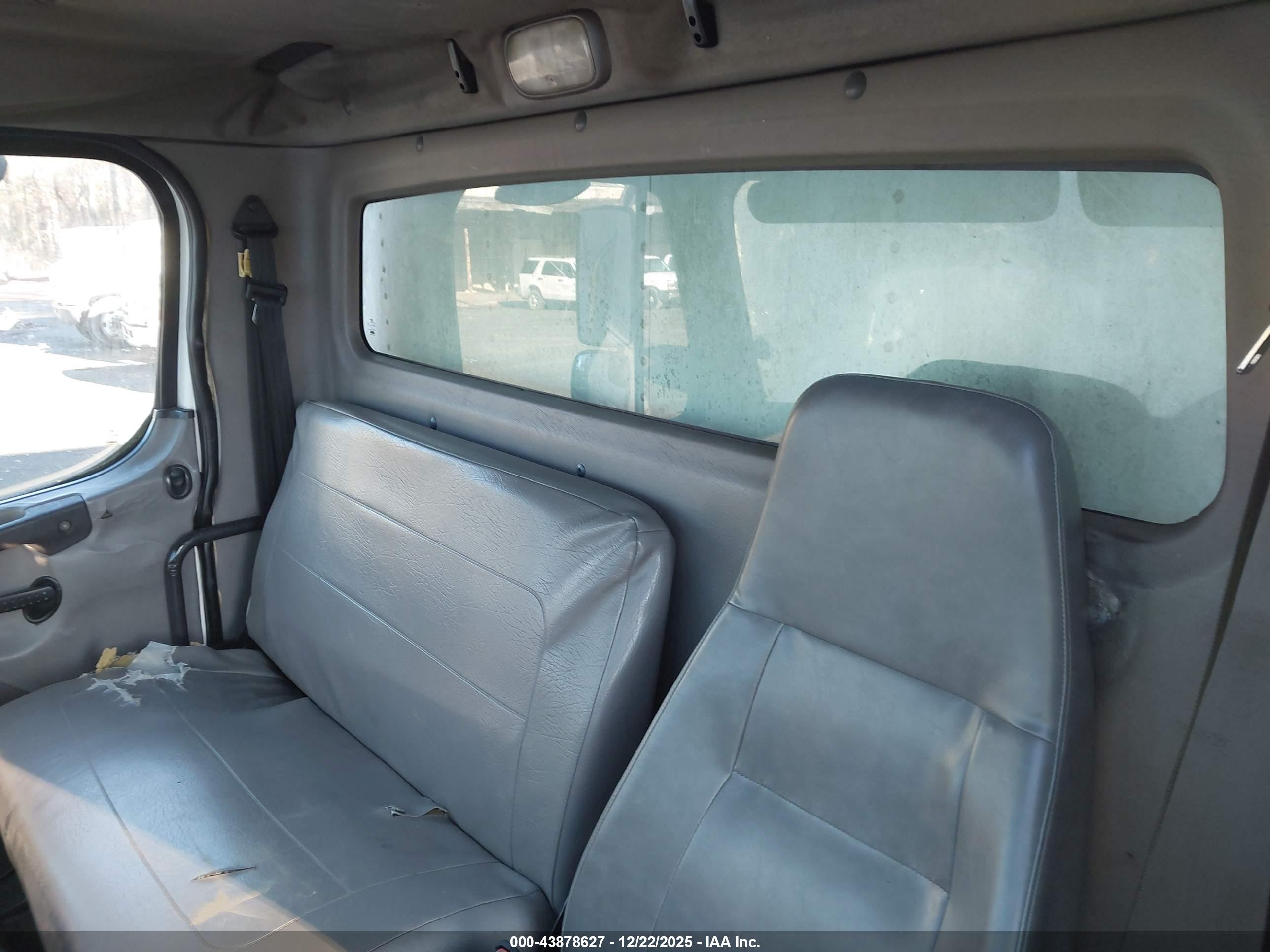 FREIGHTLINER M2 image 7