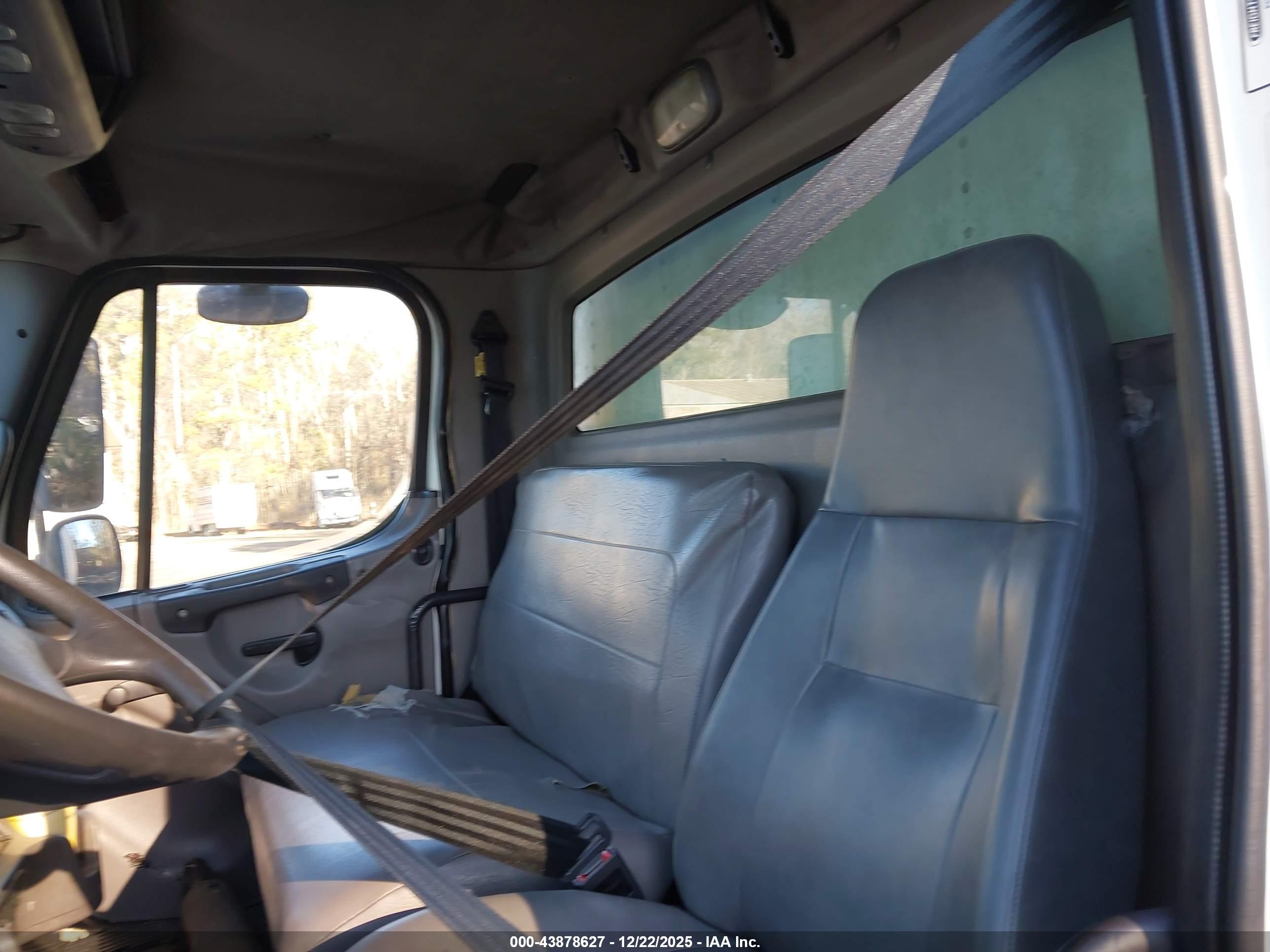 FREIGHTLINER M2 image 8