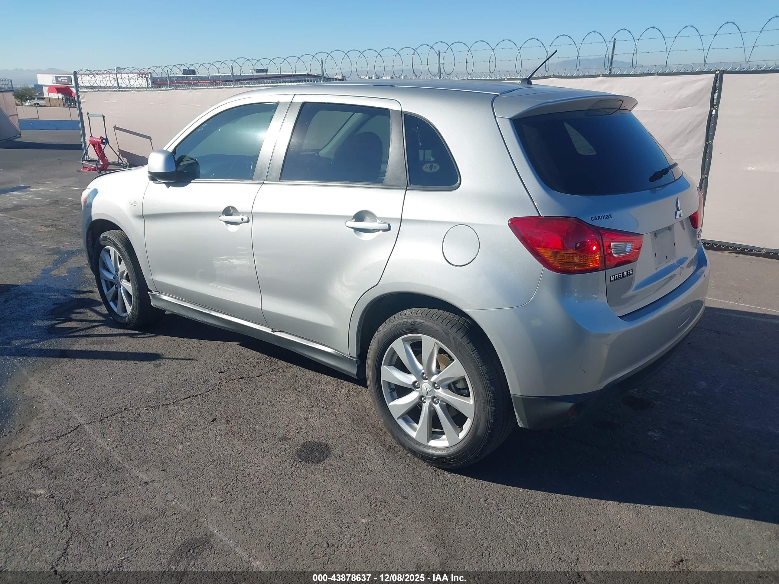 MITSUBISHI OUTLANDER image 3