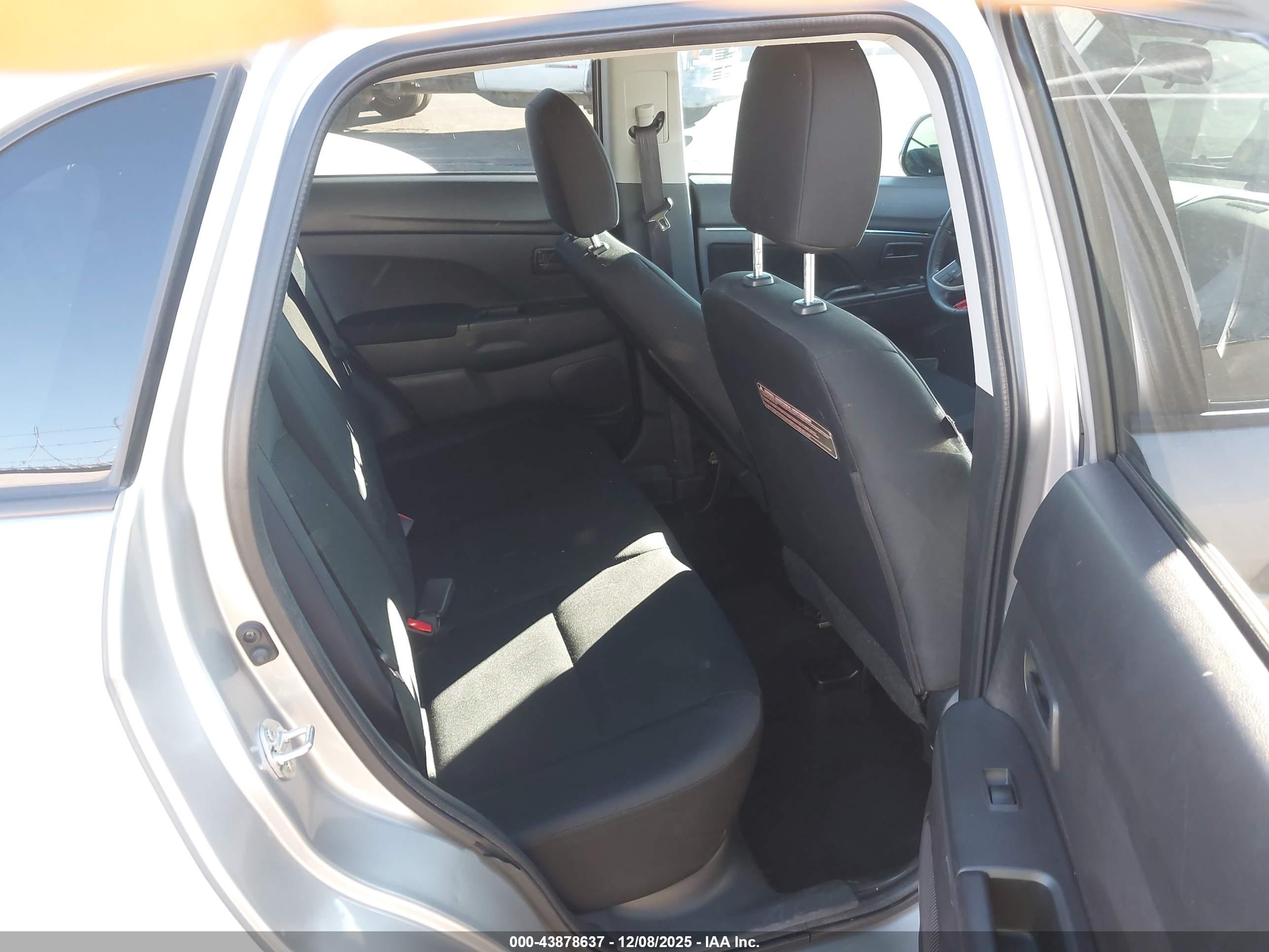MITSUBISHI OUTLANDER image 8