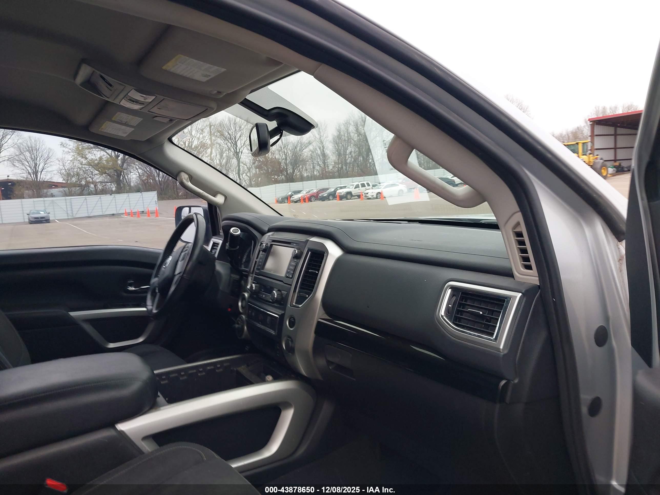 NISSAN TITAN image 5