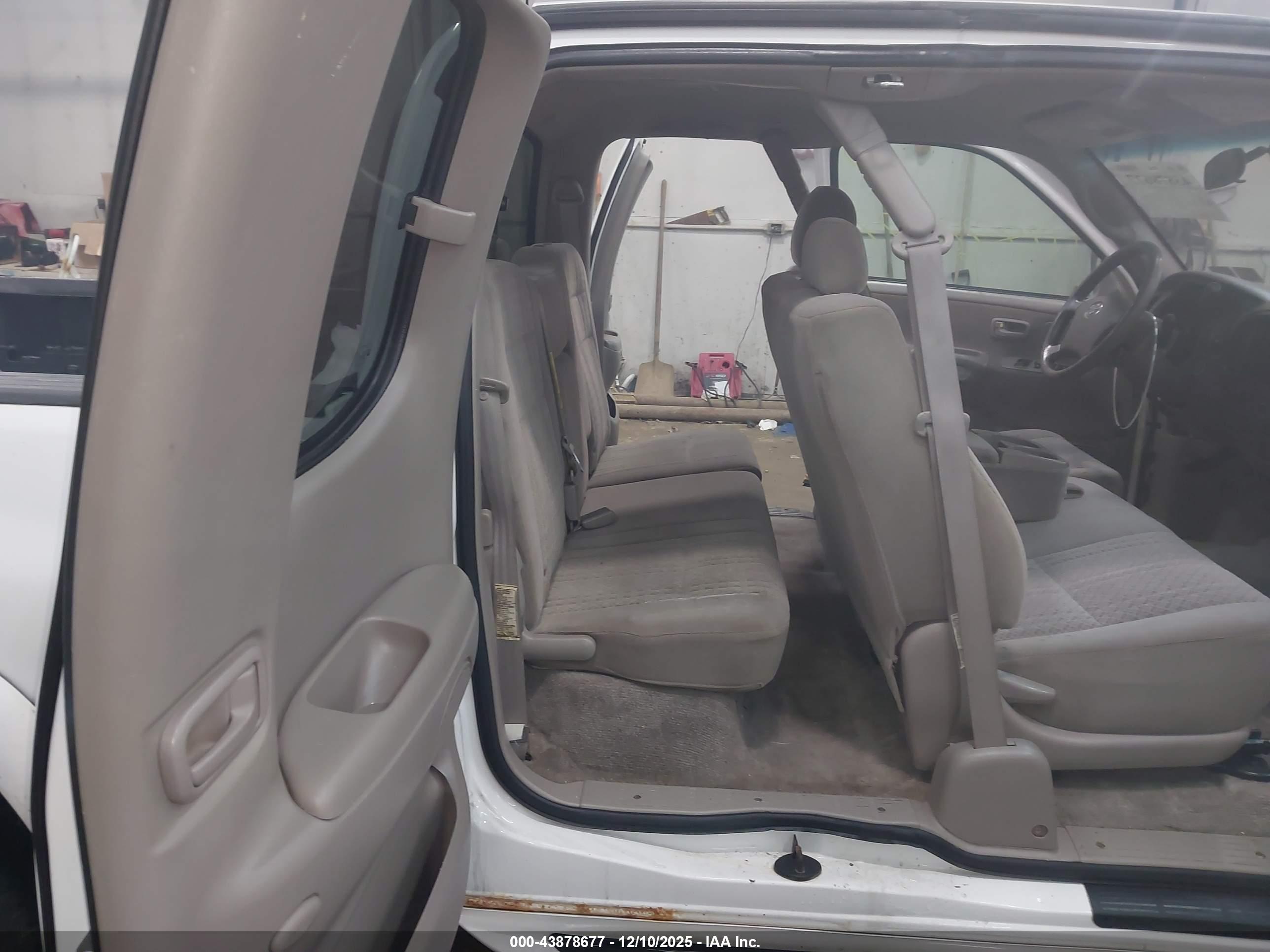 TOYOTA TUNDRA image 8
