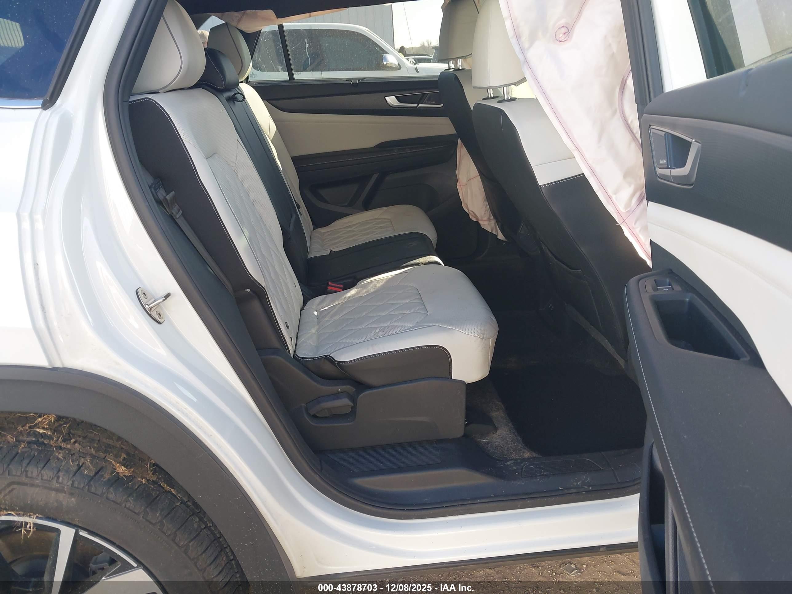 VOLKSWAGEN ATLAS image 8