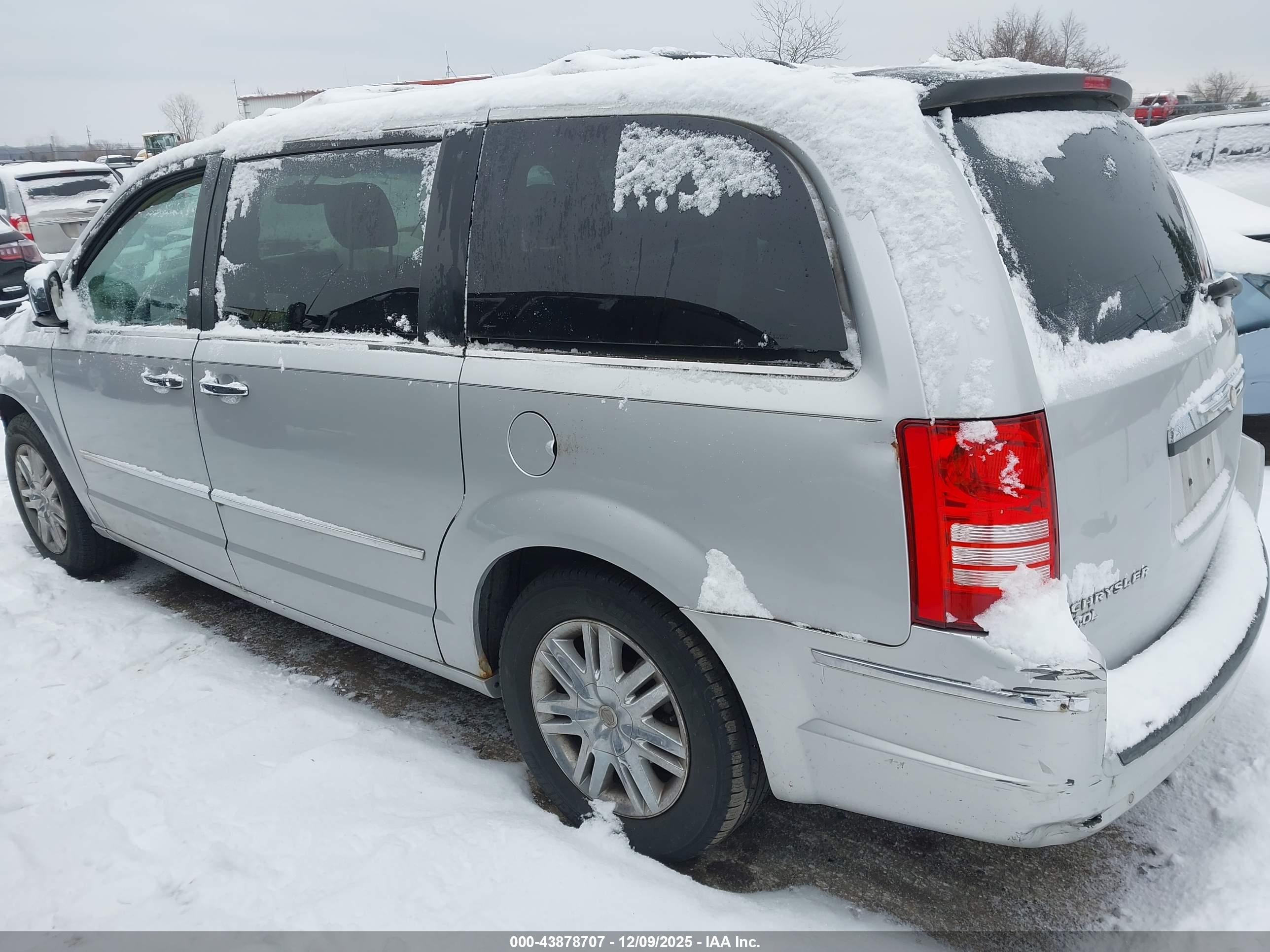 CHRYSLER TOWN image 3