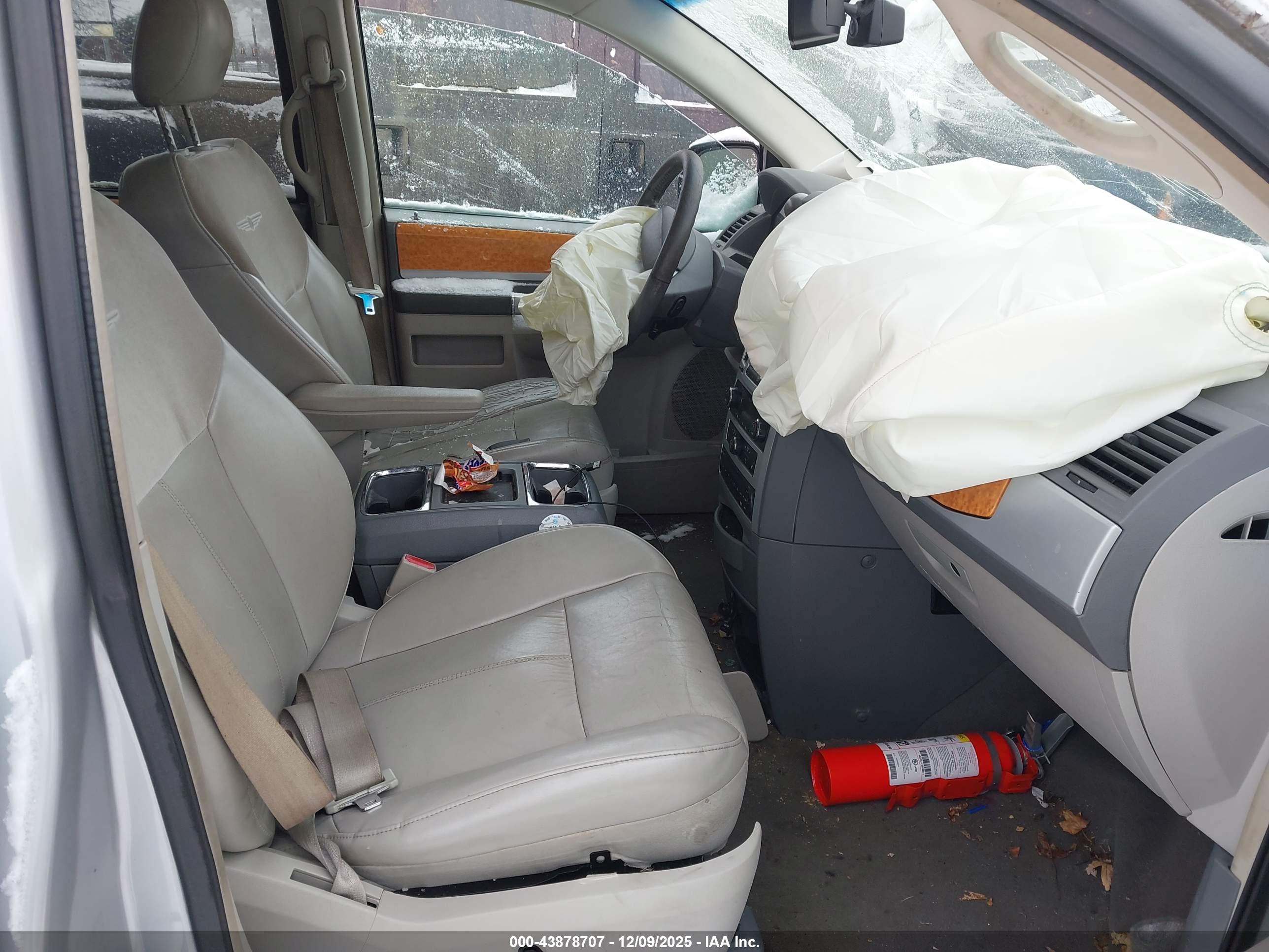 CHRYSLER TOWN image 8