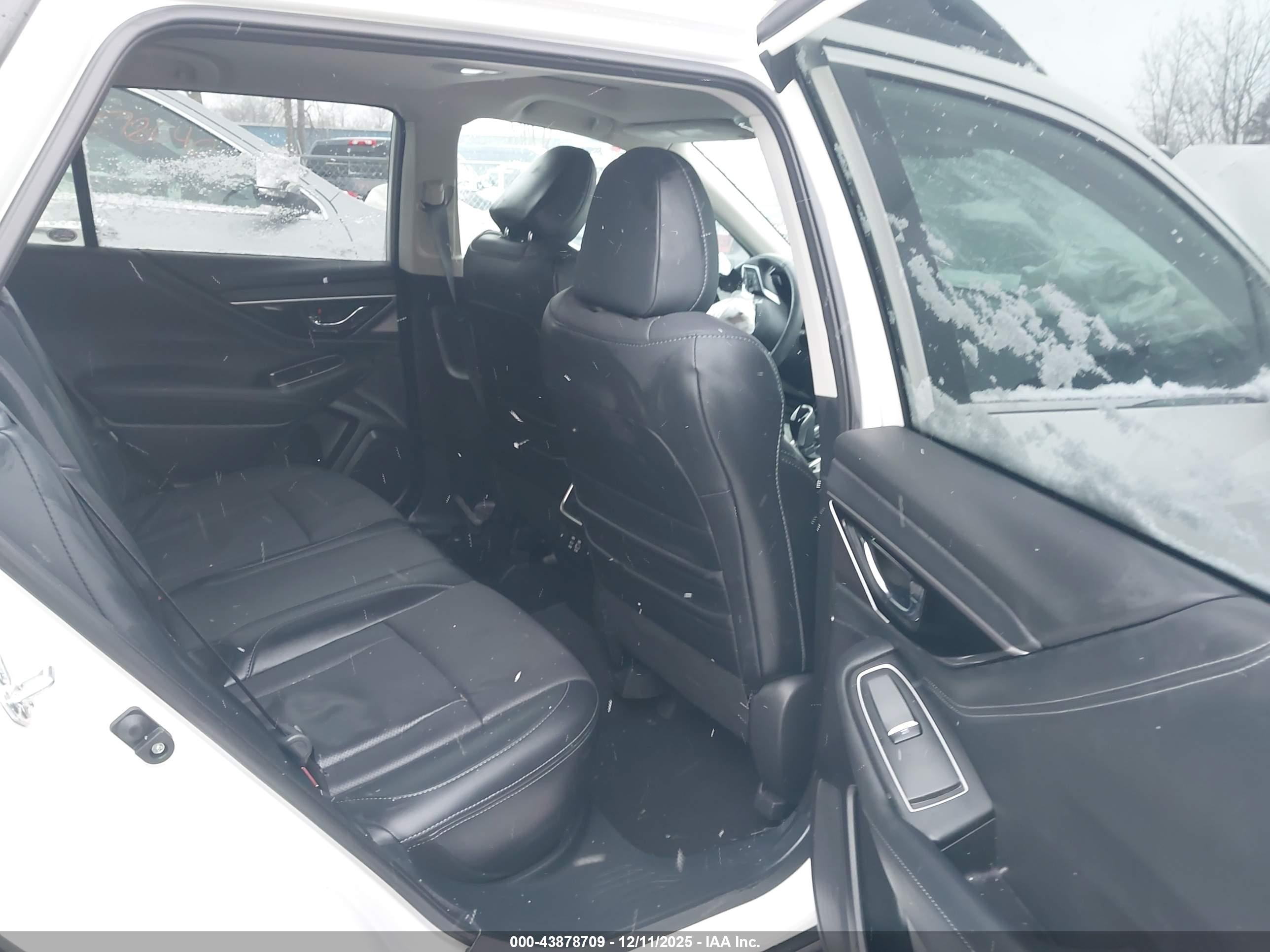SUBARU OUTBACK image 8