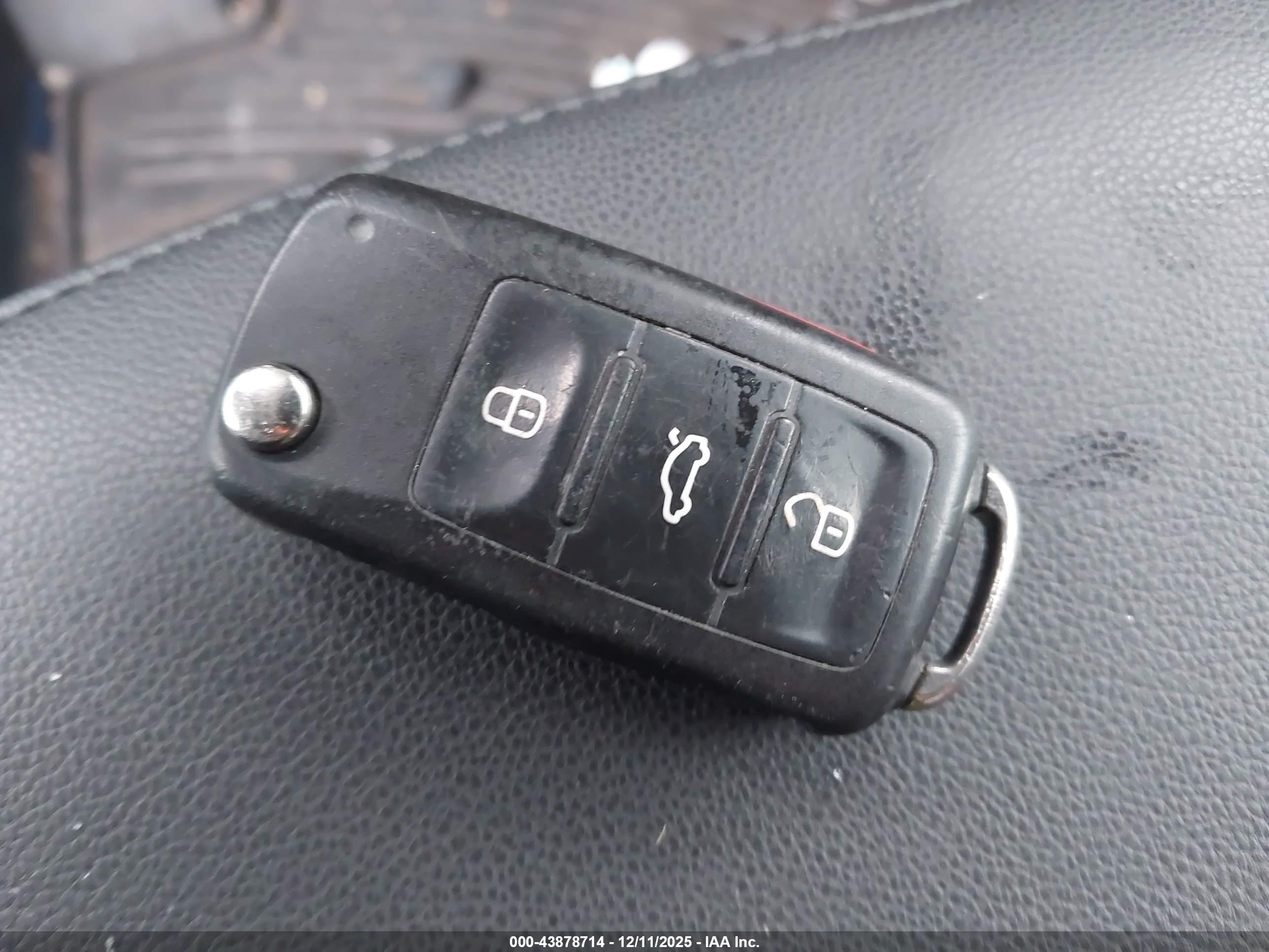 VOLKSWAGEN BEETLE image 11