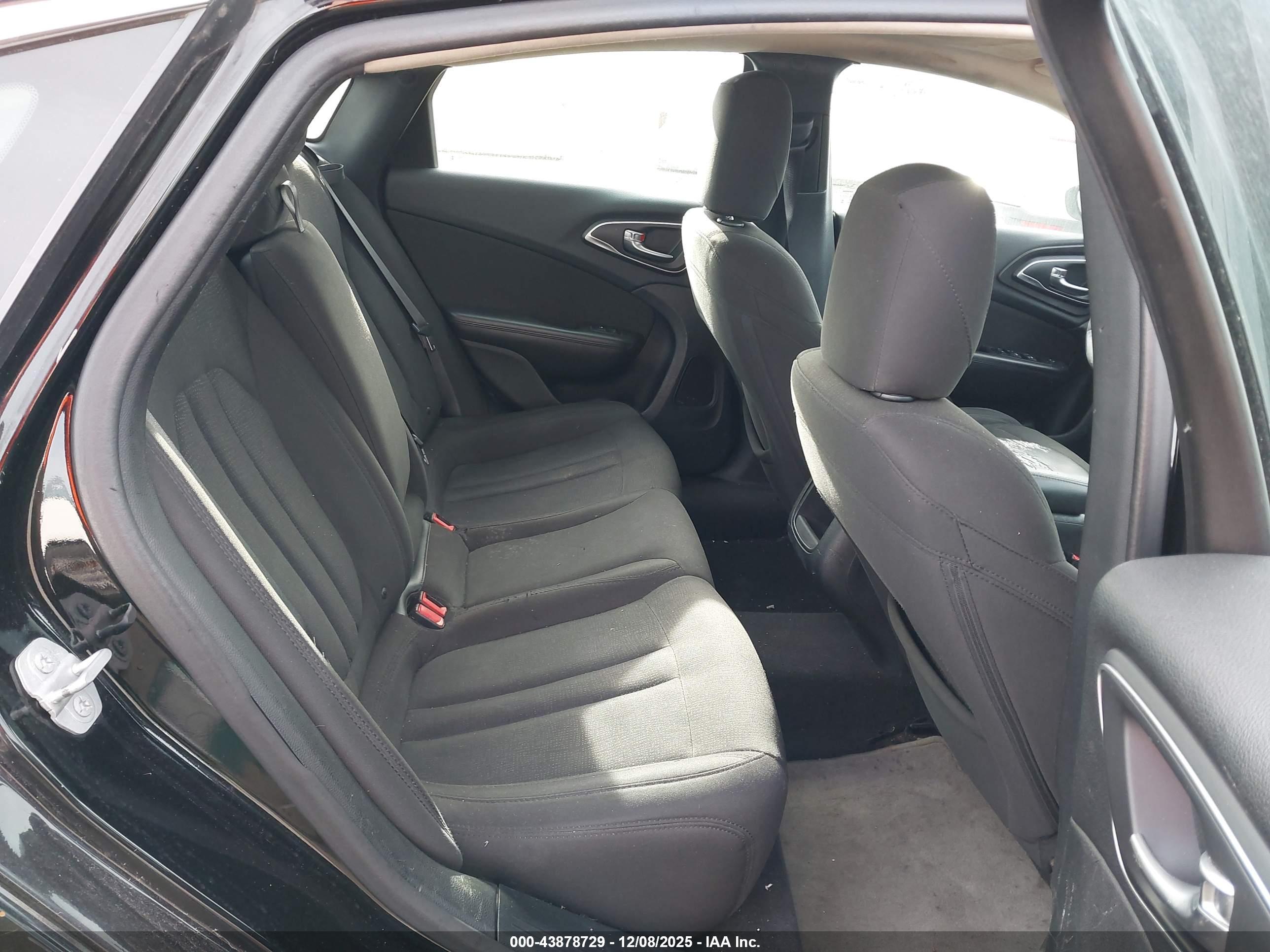 CHRYSLER 200 image 8