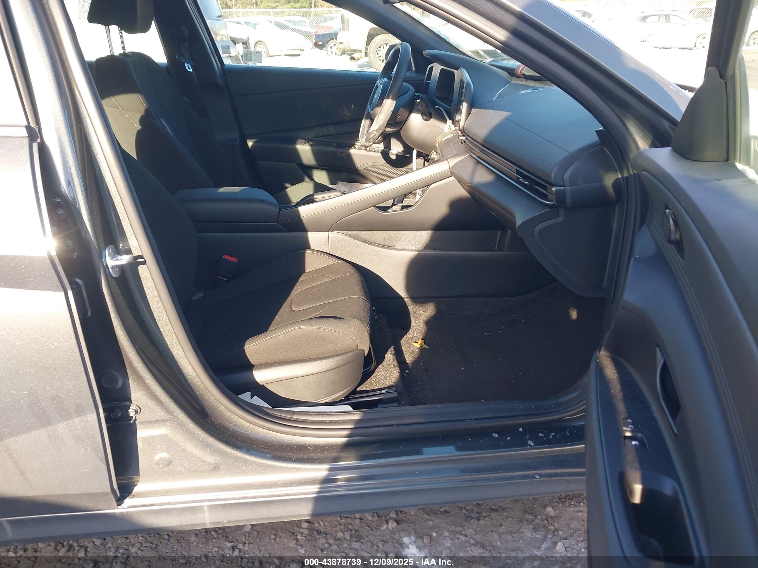 HYUNDAI ELANTRA image 5