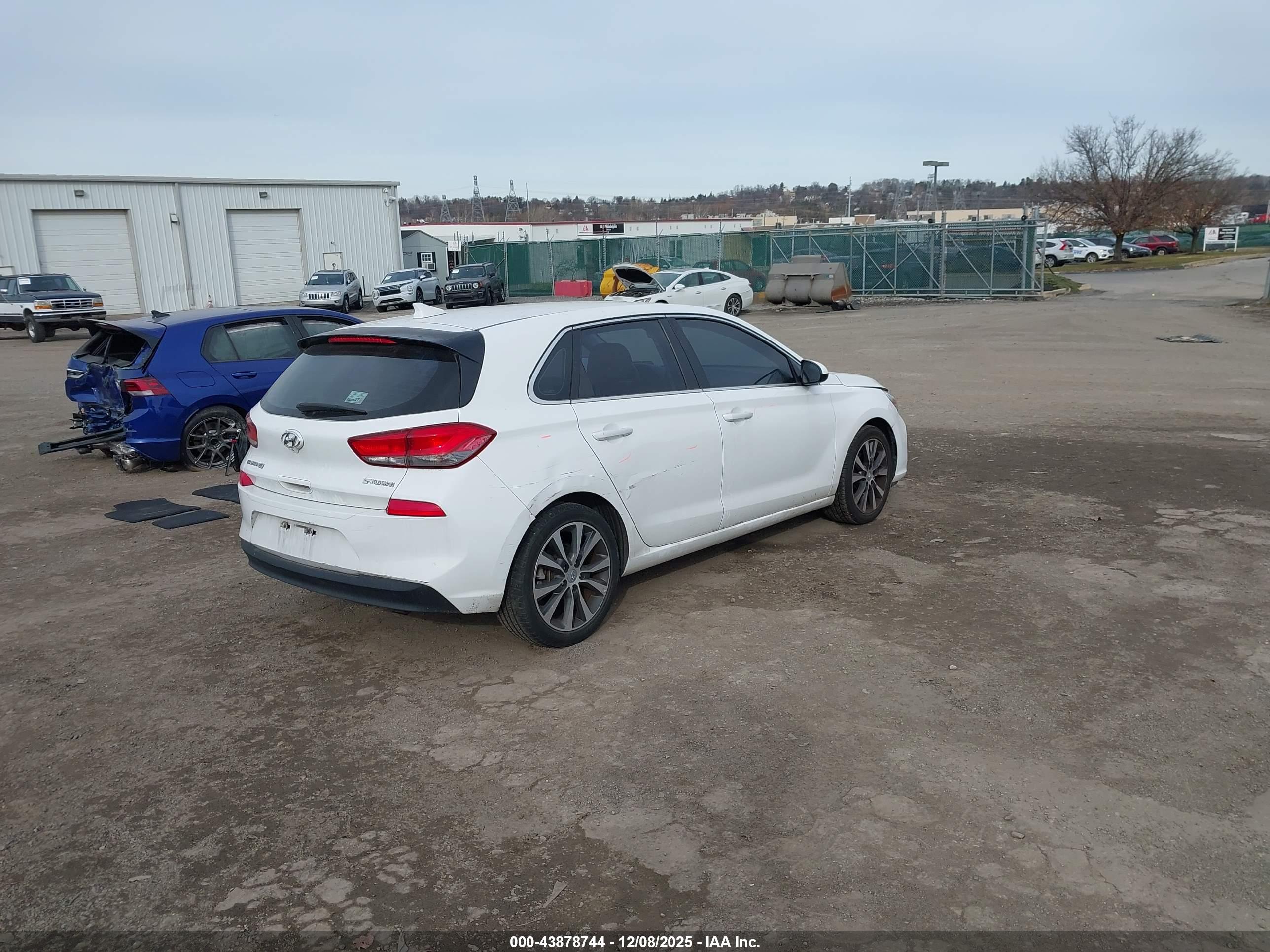 HYUNDAI ELANTRA image 4