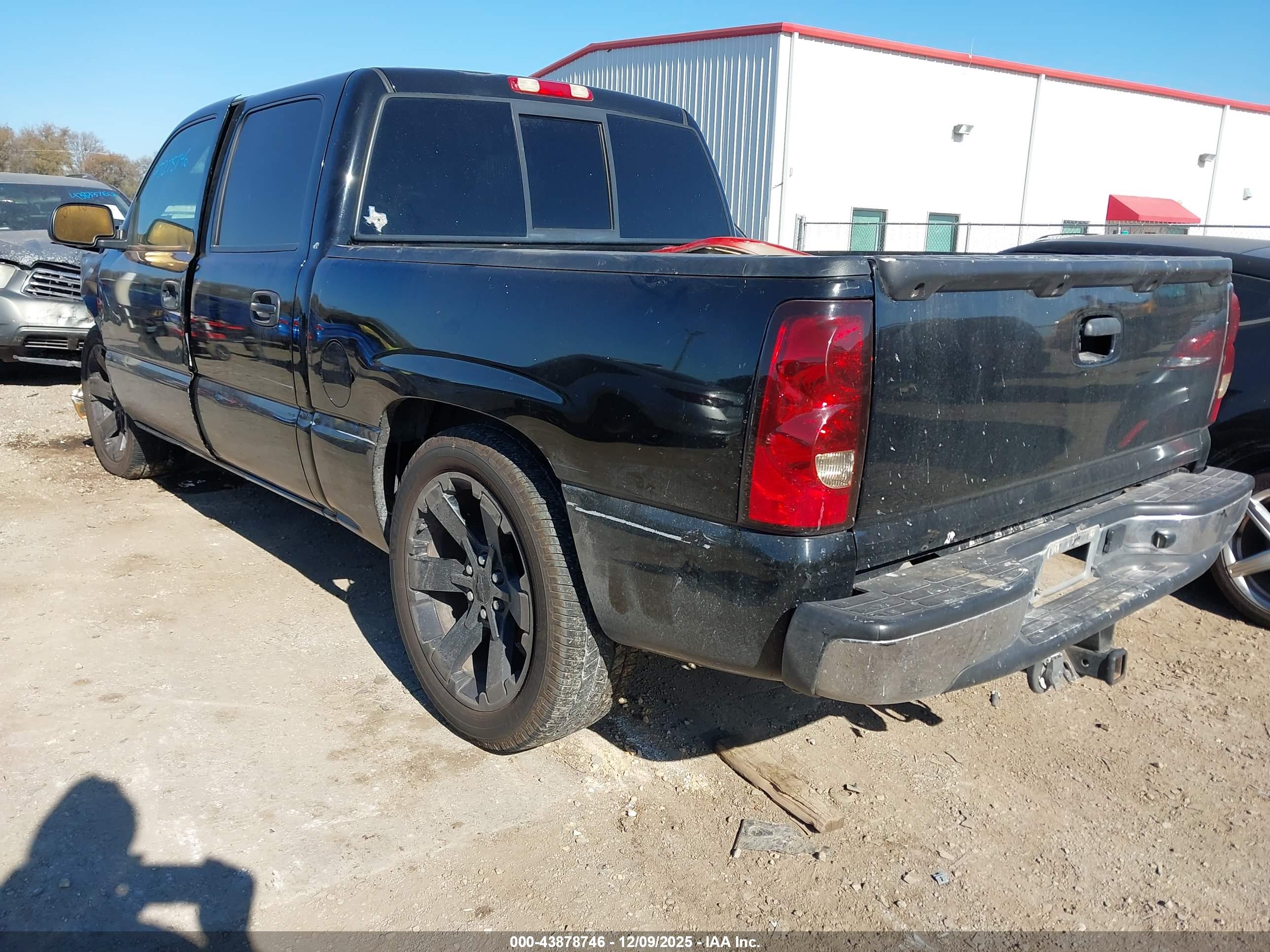 CHEVROLET SILVERADO image 3