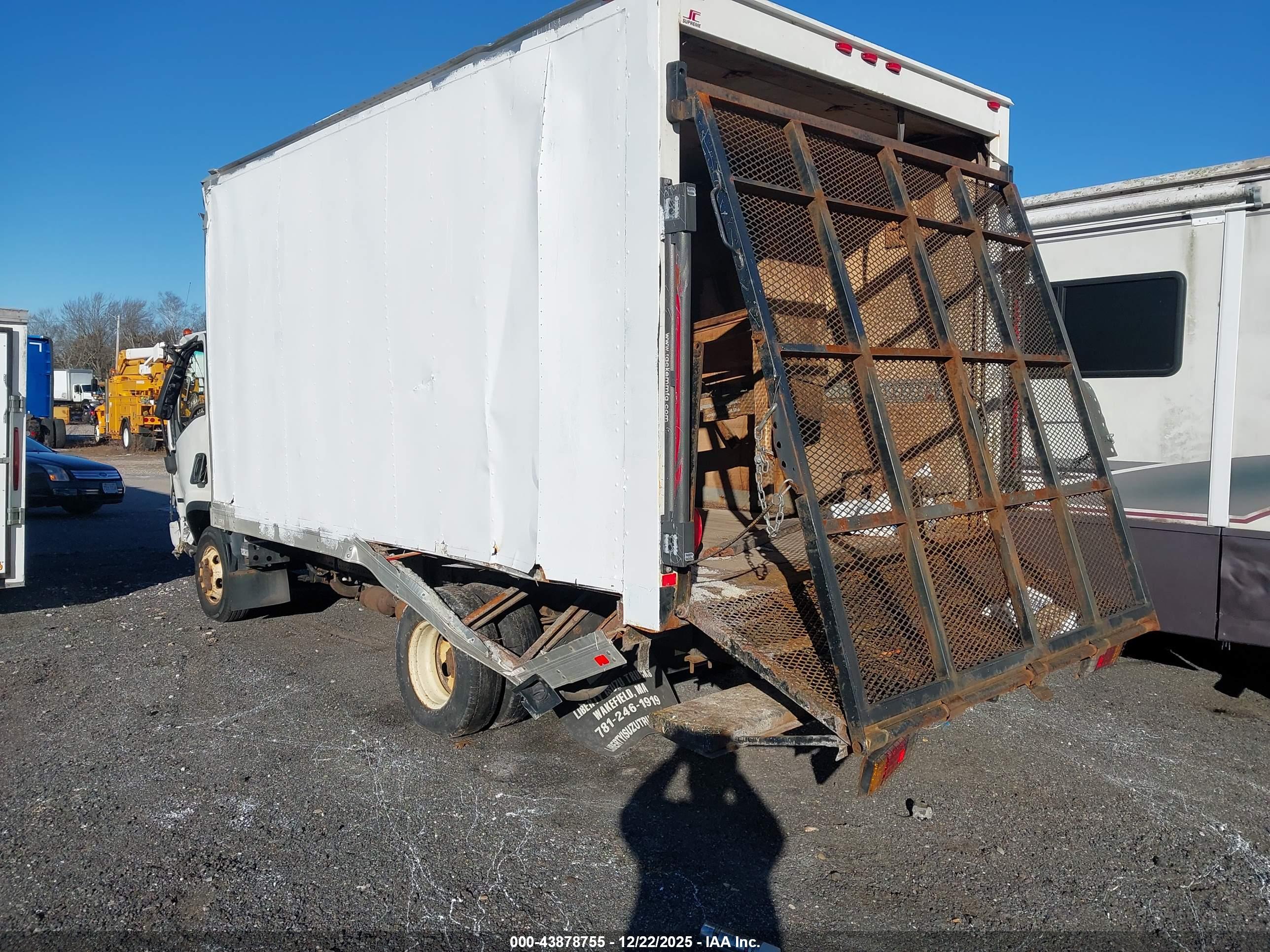 ISUZU NPR image 3