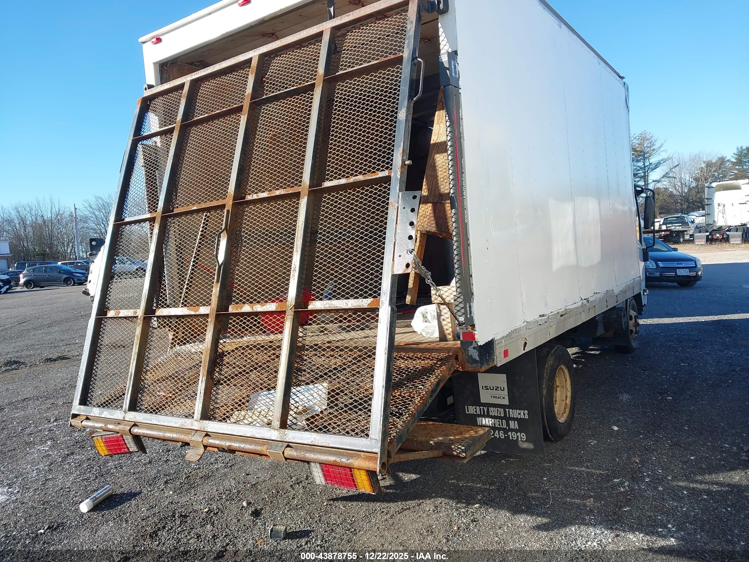 ISUZU NPR image 4