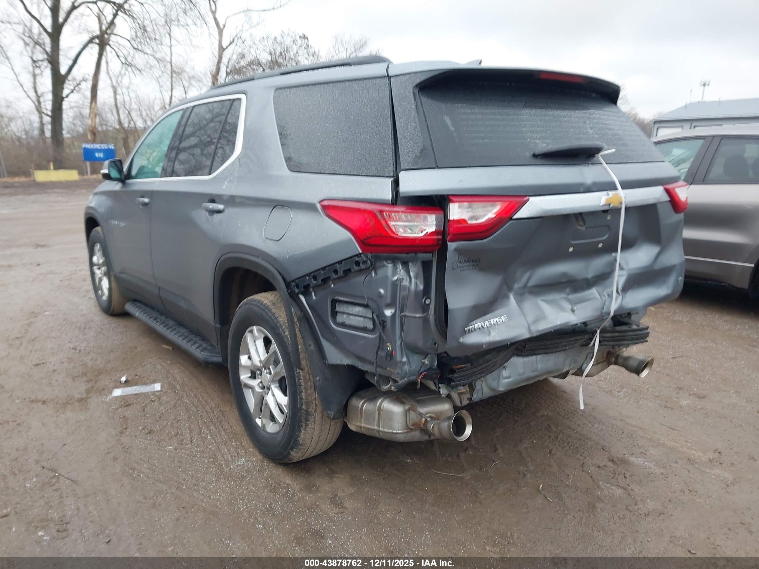 CHEVROLET TRAVERSE image 3