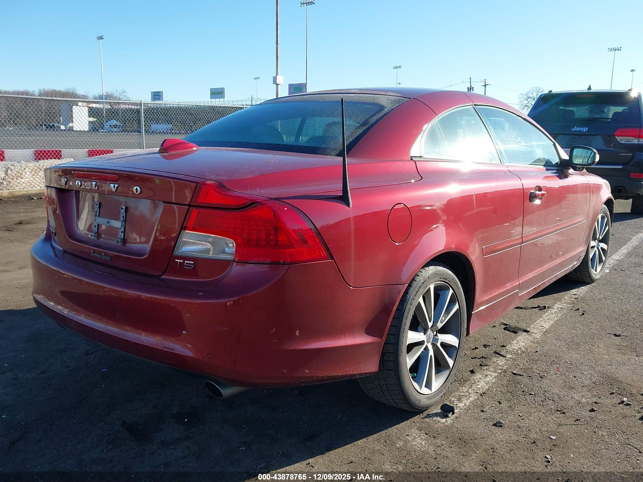 VOLVO C70 image 4