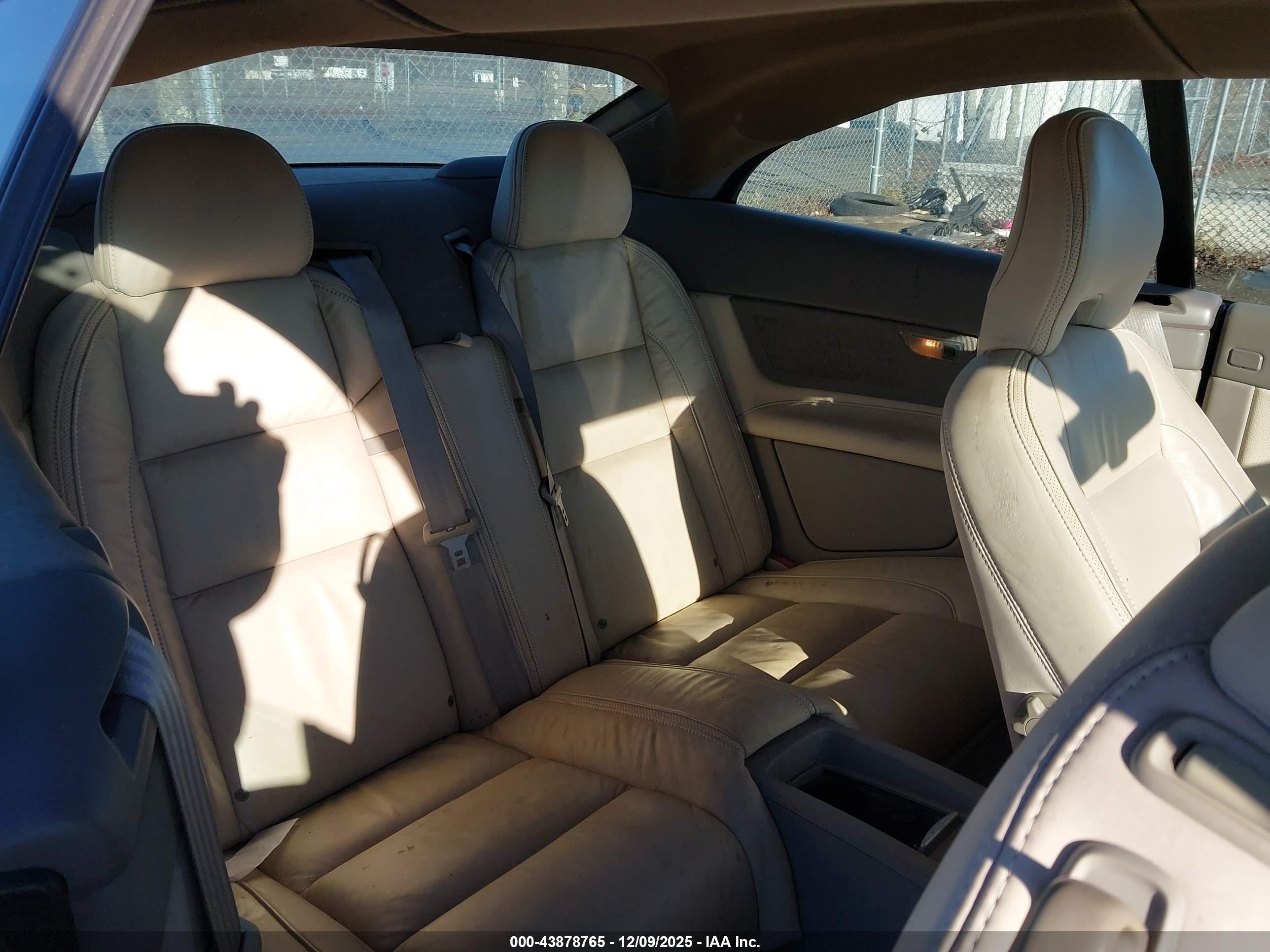 VOLVO C70 image 8