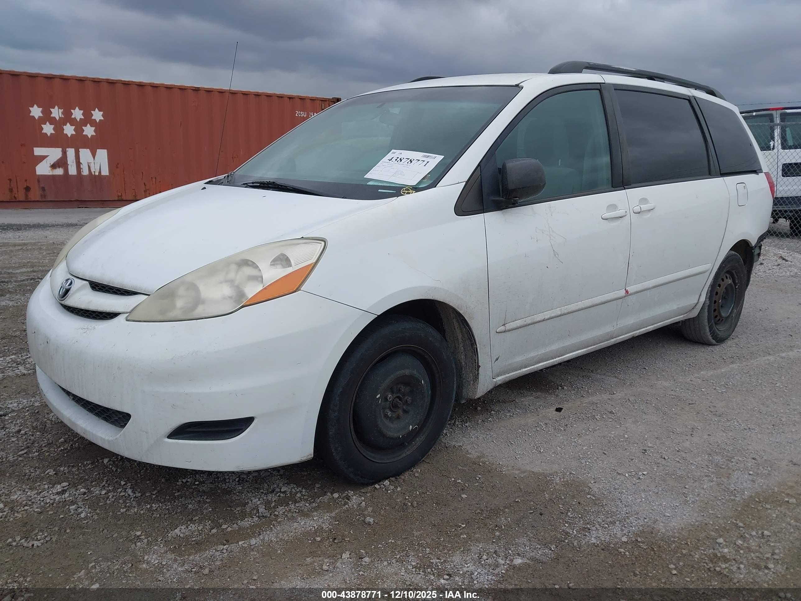 TOYOTA SIENNA image 2