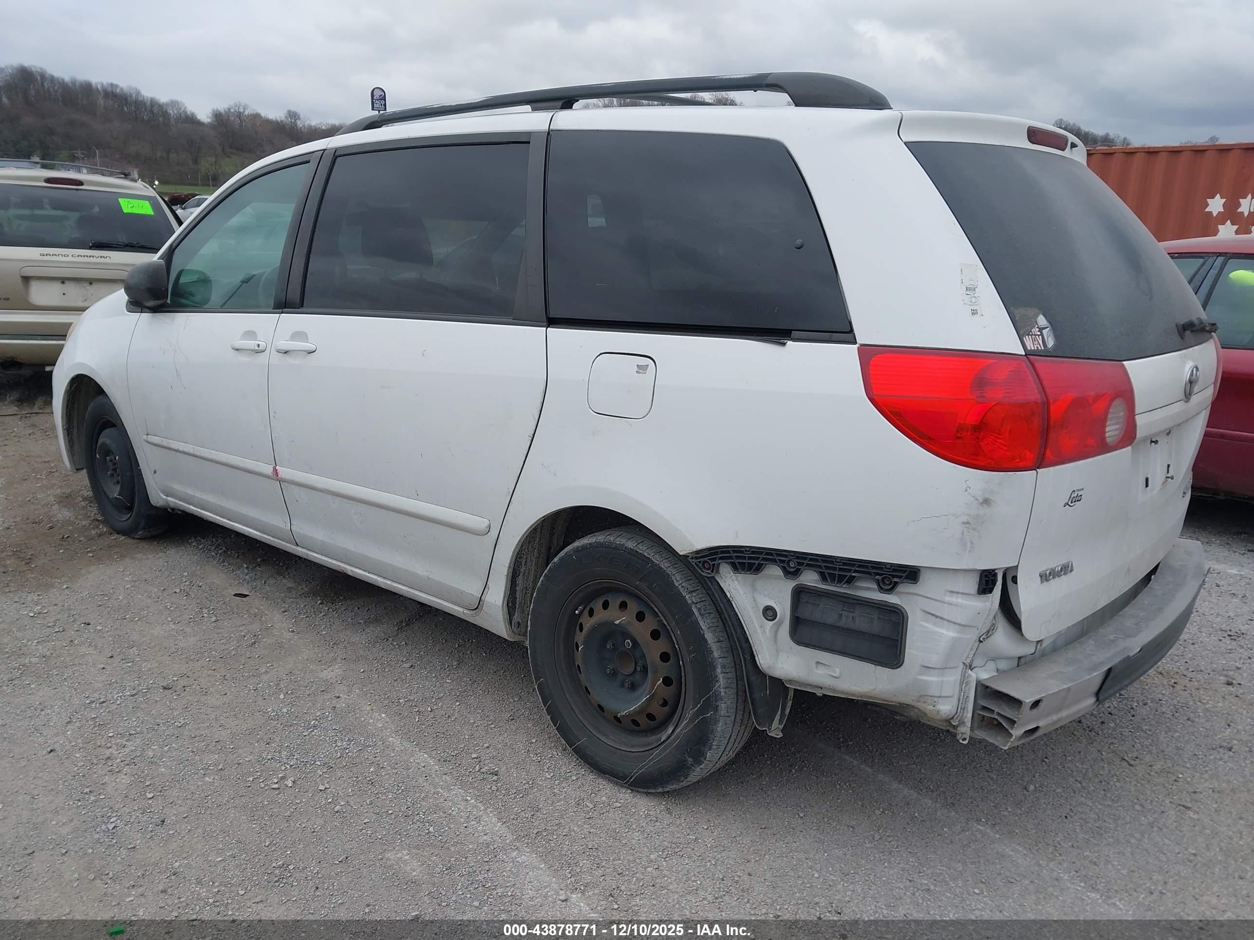 TOYOTA SIENNA image 3