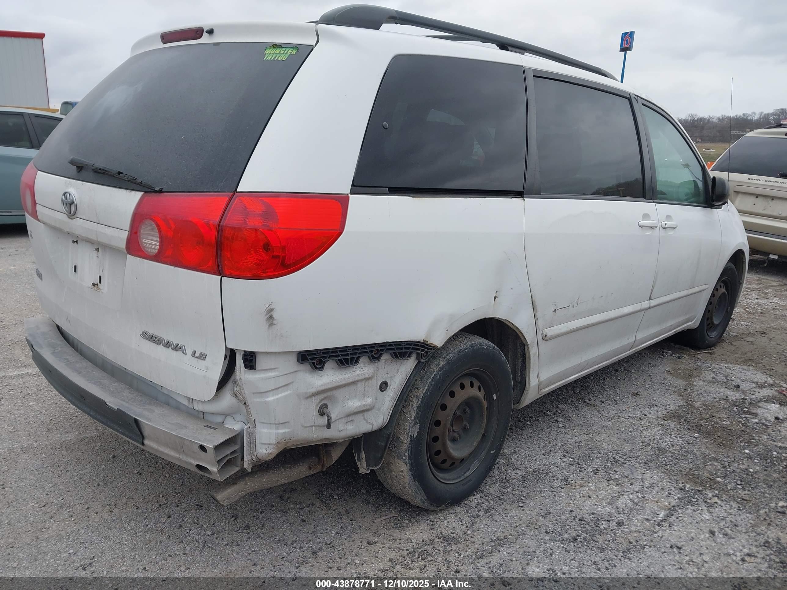 TOYOTA SIENNA image 4