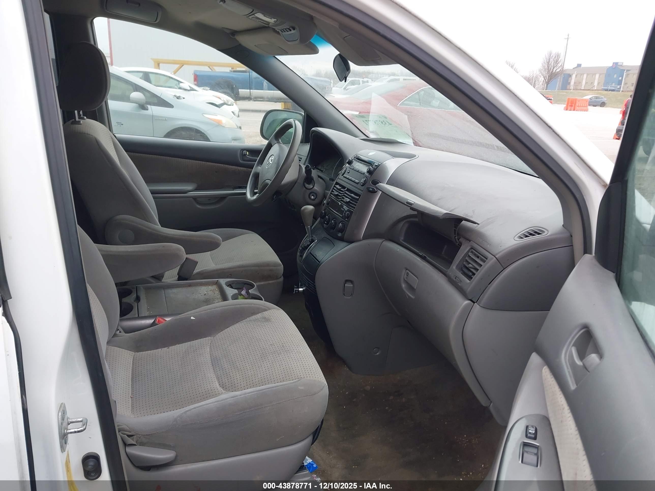 TOYOTA SIENNA image 5