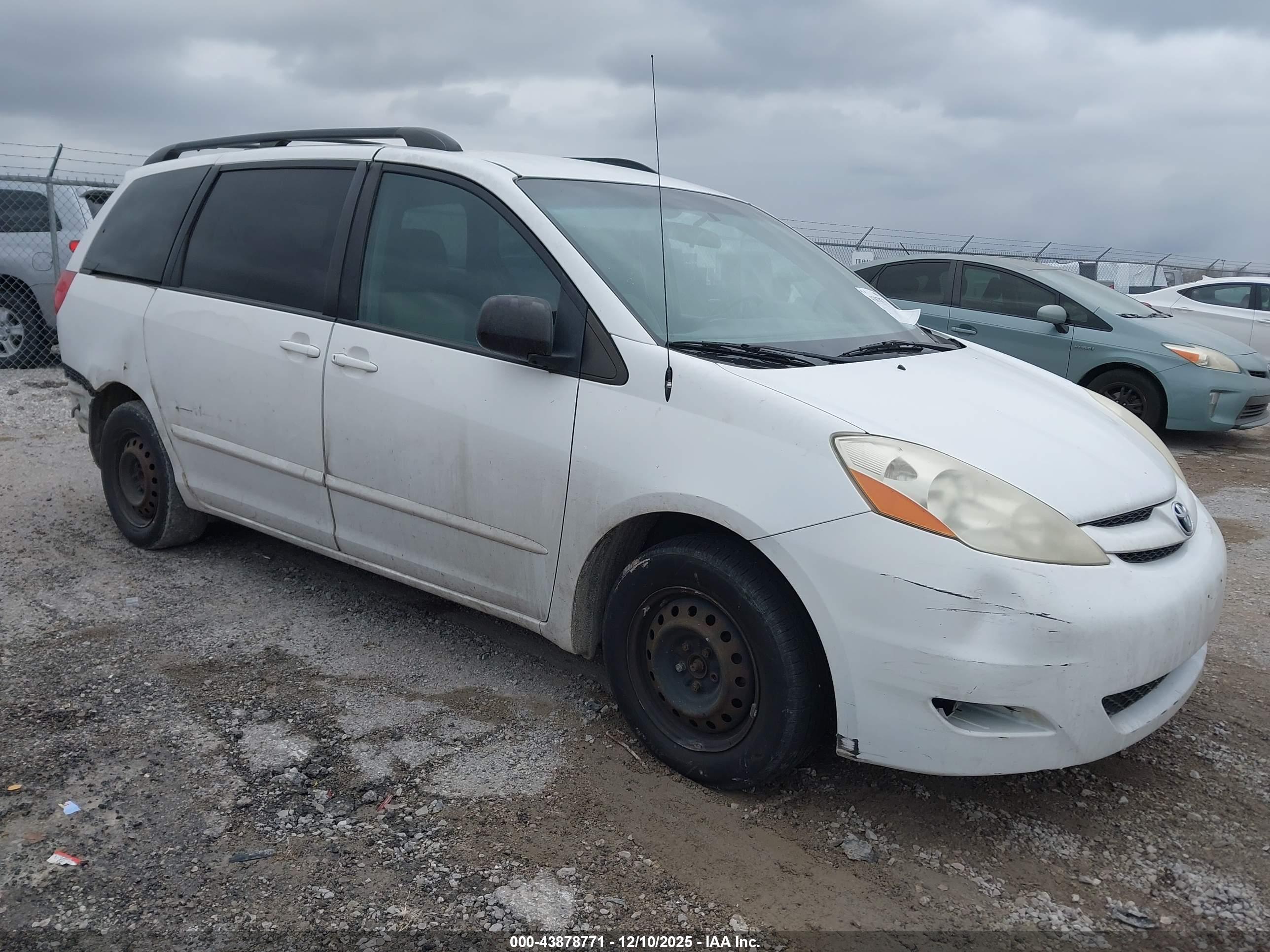 TOYOTA SIENNA image 6
