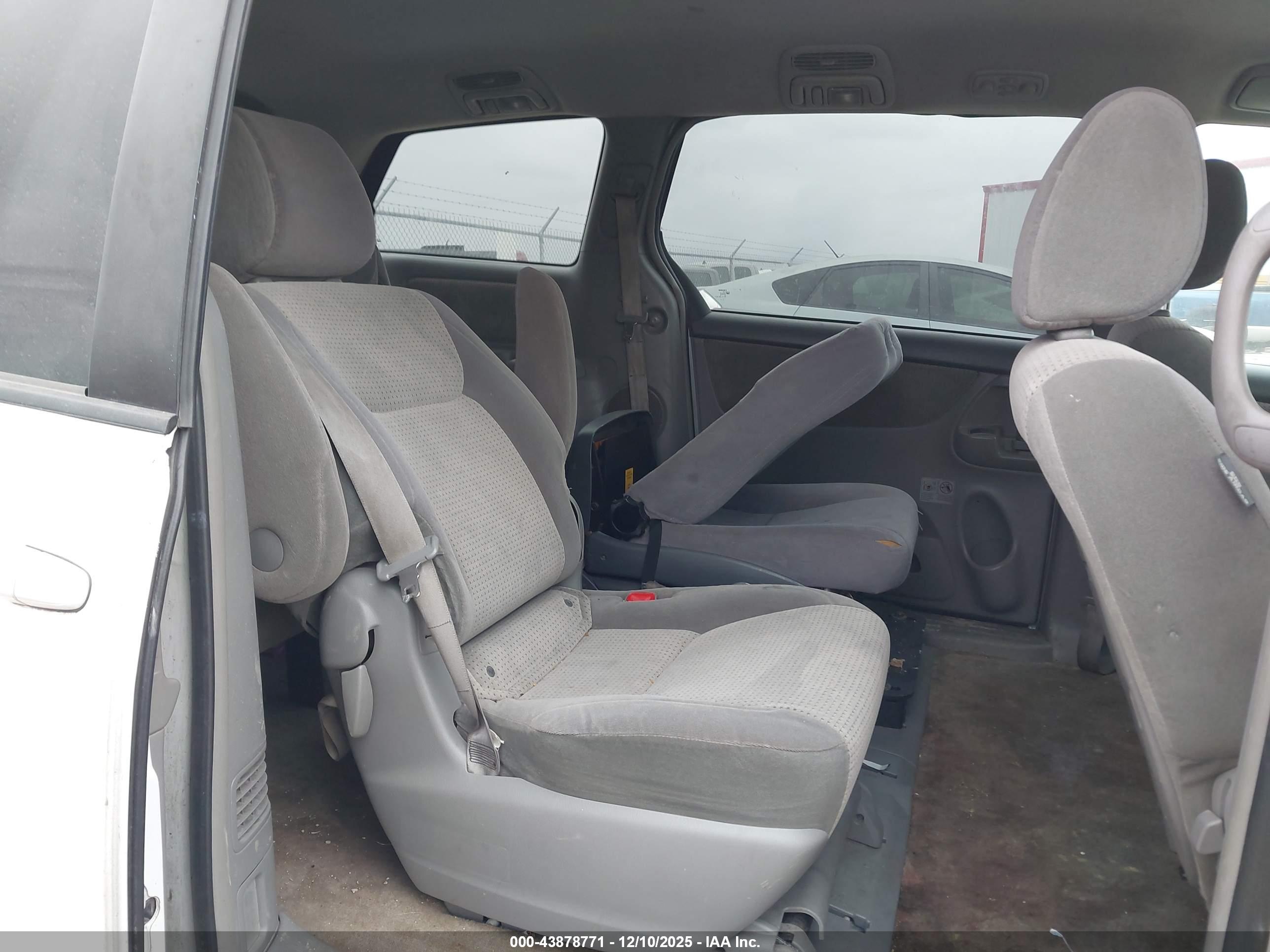 TOYOTA SIENNA image 8