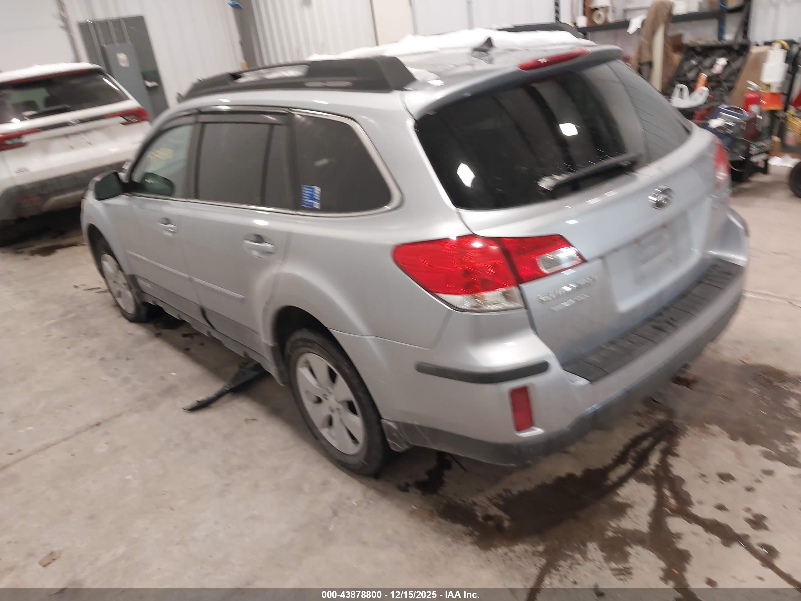 SUBARU OUTBACK image 3