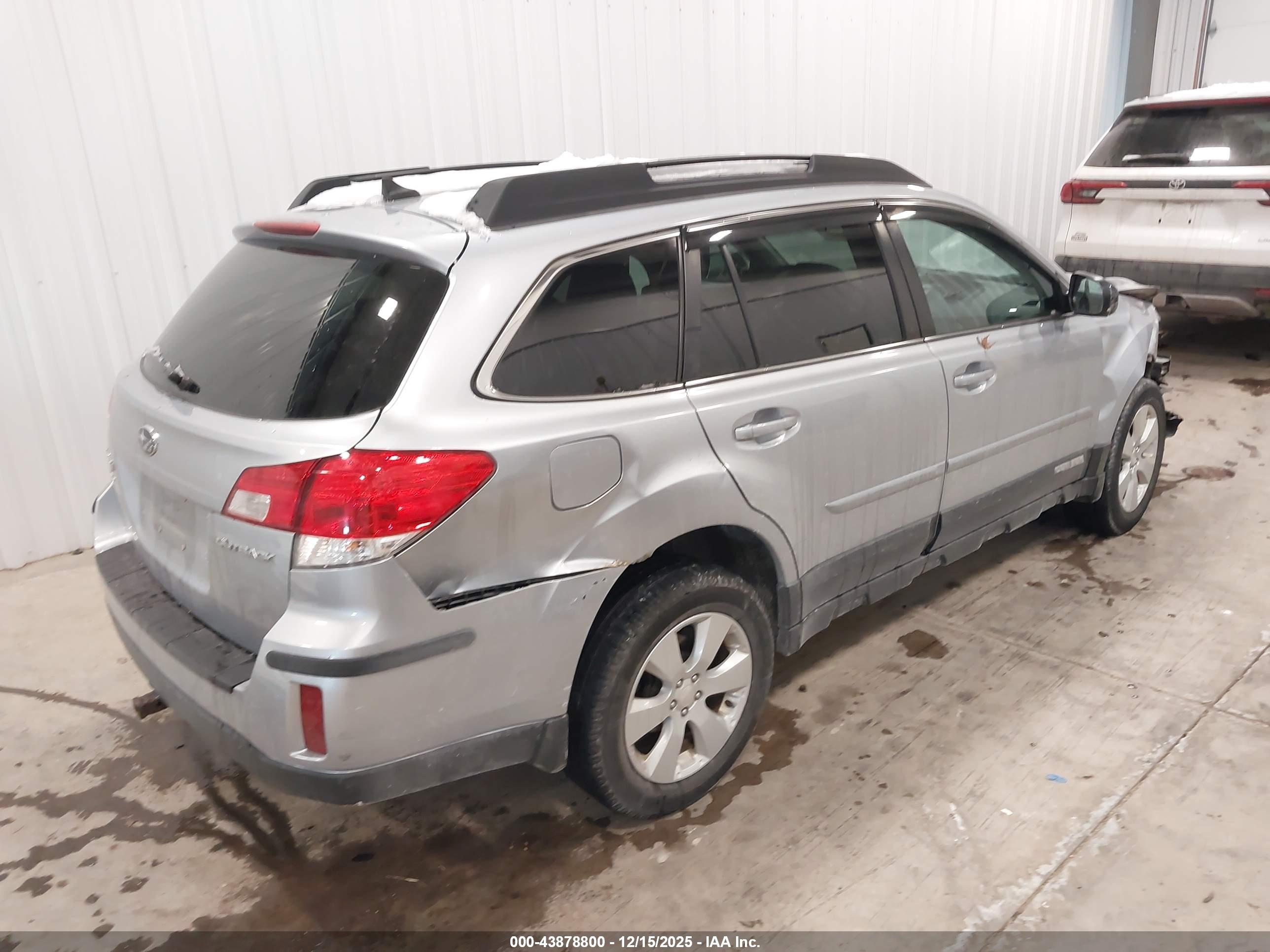 SUBARU OUTBACK image 4