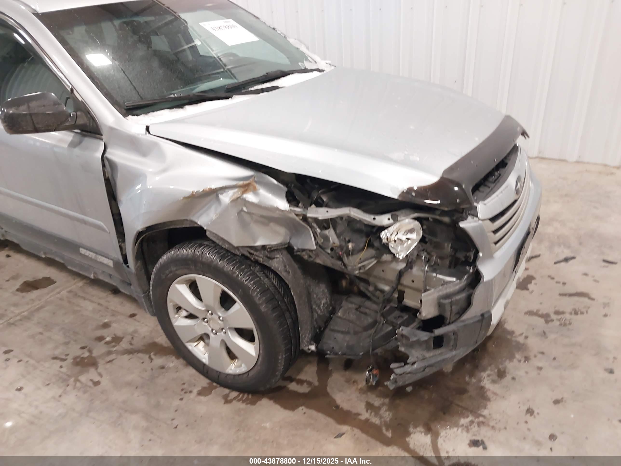 SUBARU OUTBACK image 6