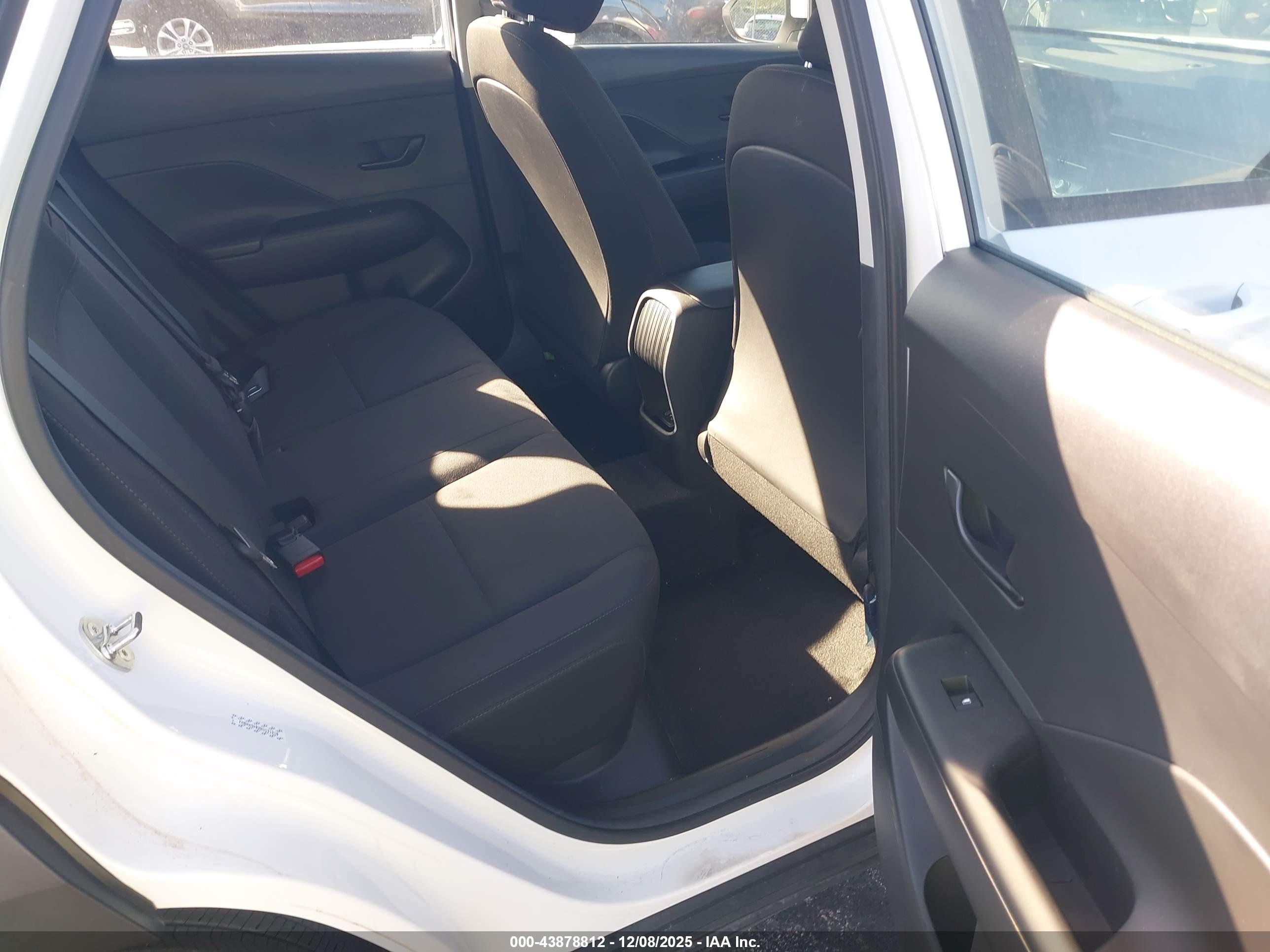 HYUNDAI KONA image 8