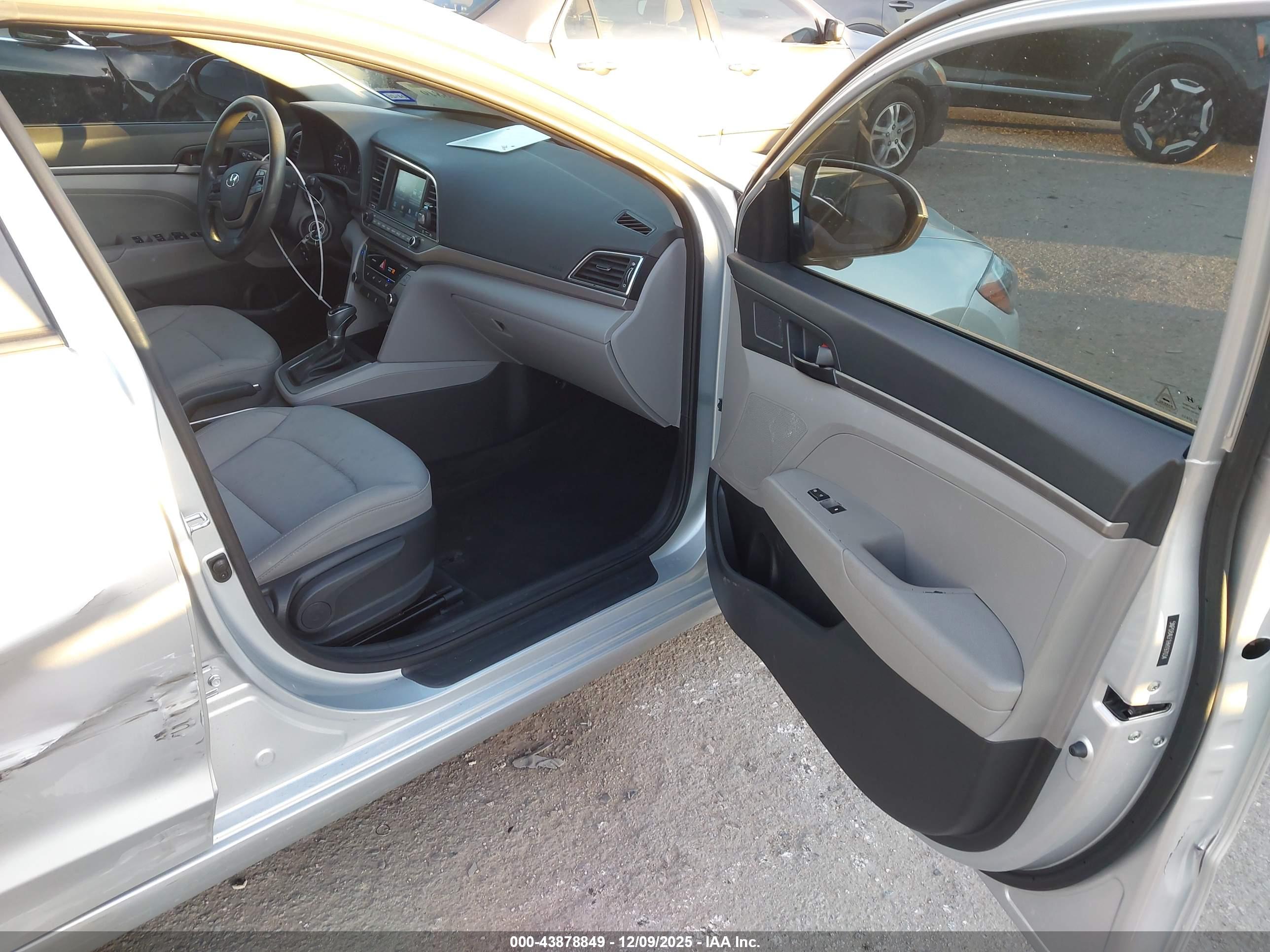 HYUNDAI ELANTRA image 5