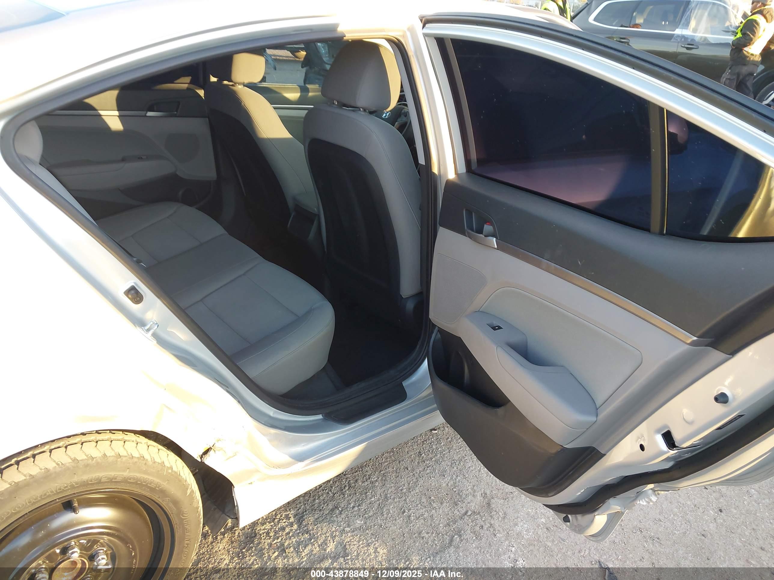 HYUNDAI ELANTRA image 8