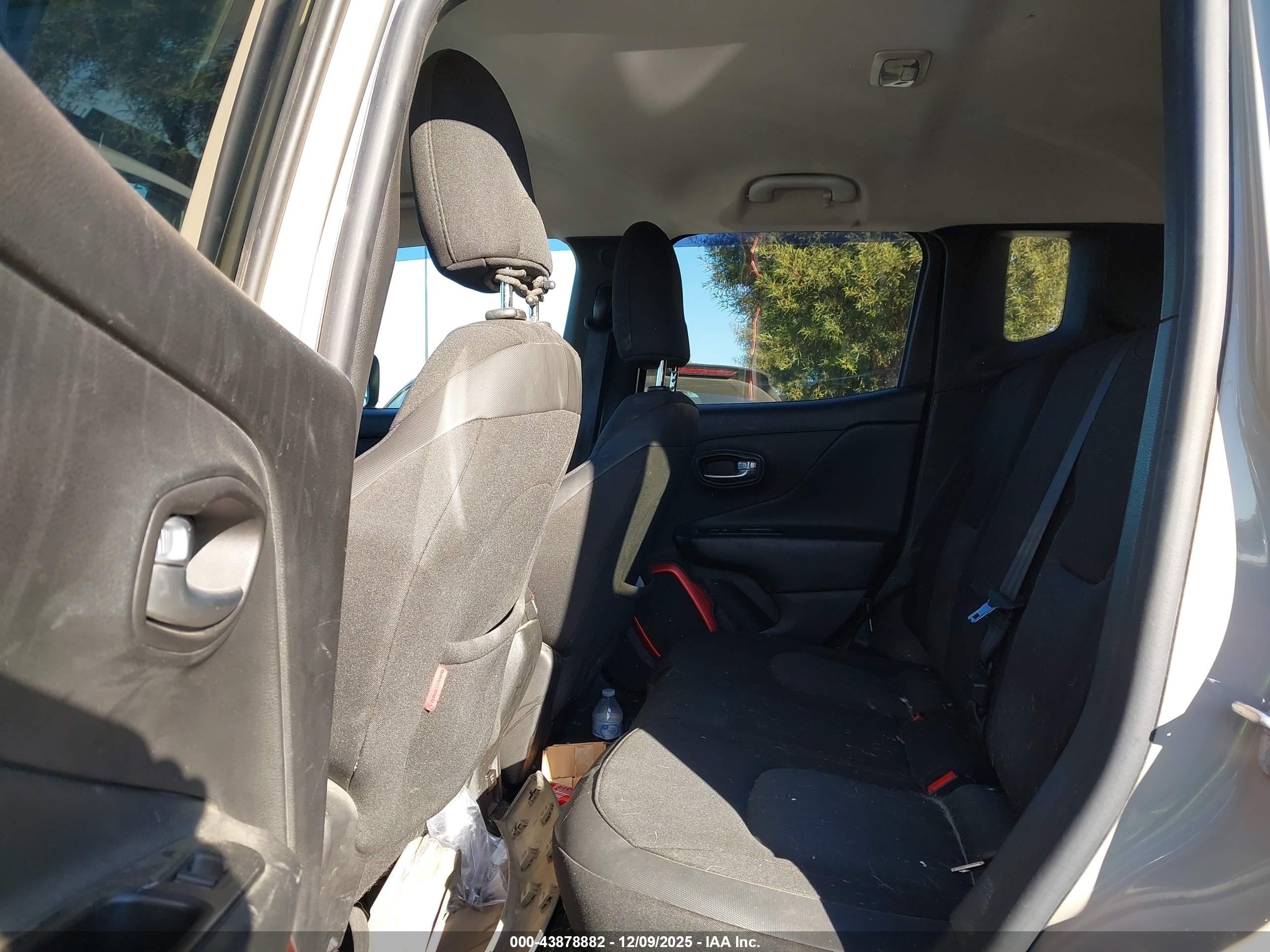 JEEP RENEGADE image 8