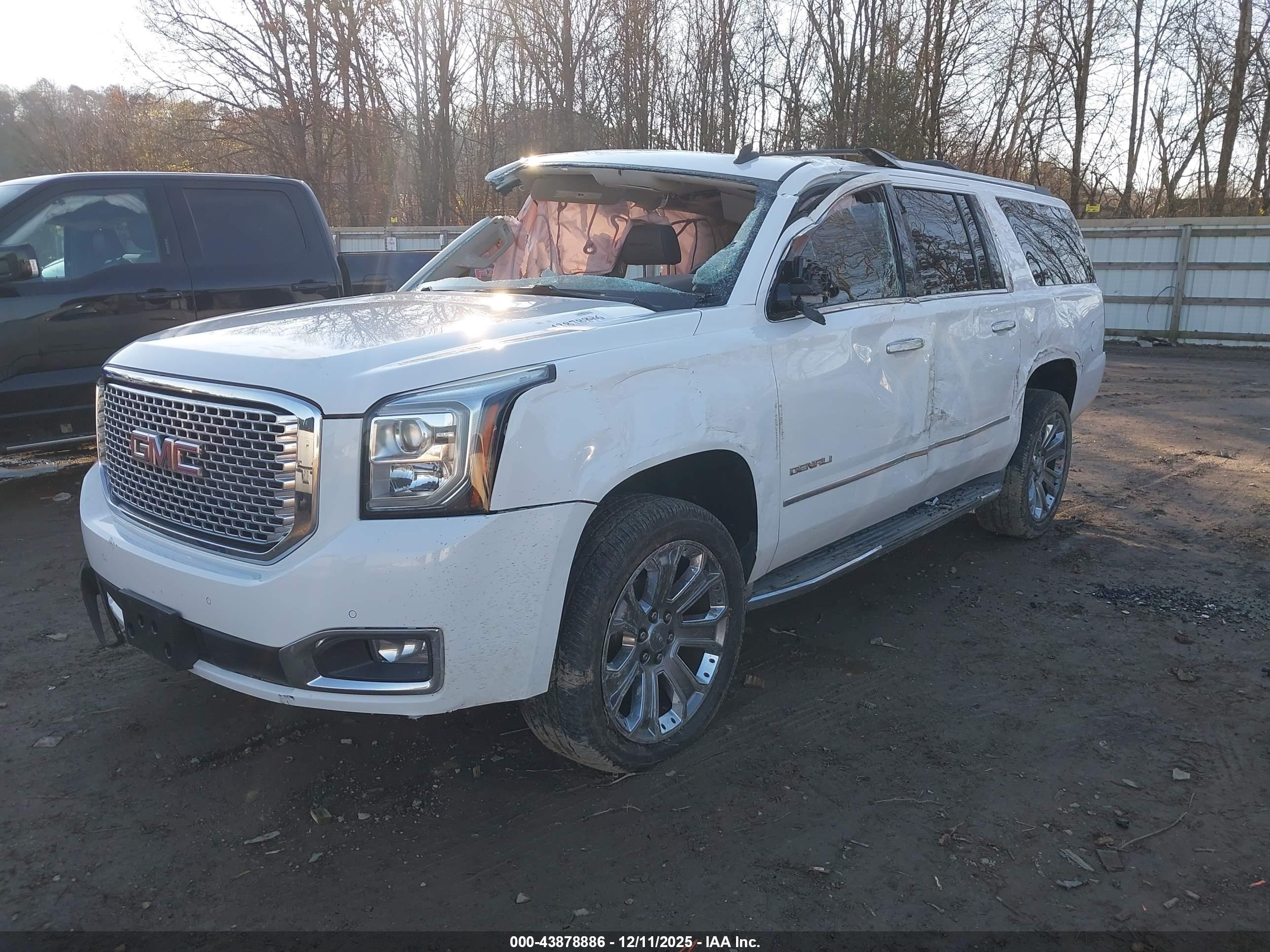 GMC YUKON image 2