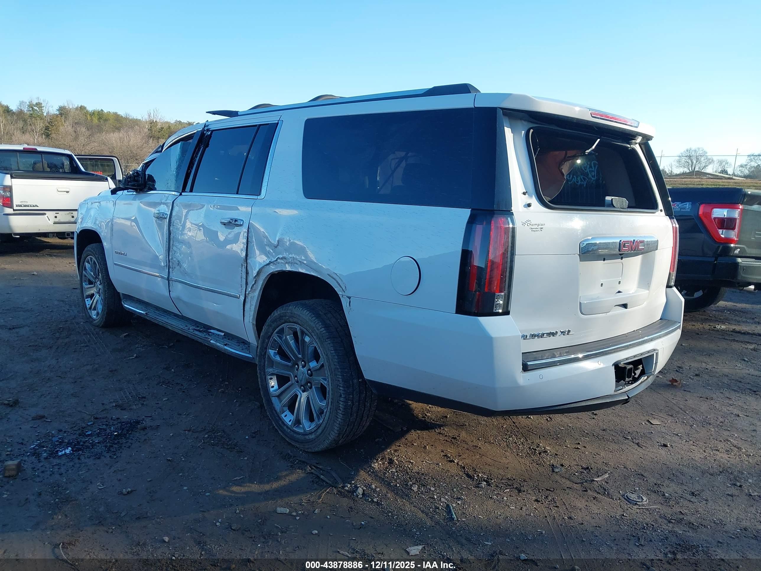 GMC YUKON image 3