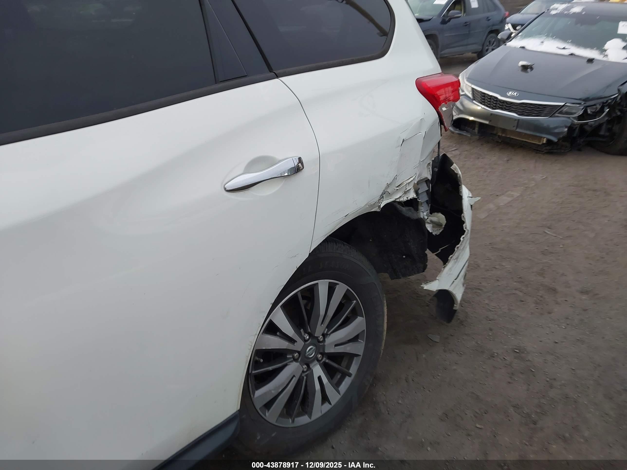 NISSAN PATHFINDER image 6