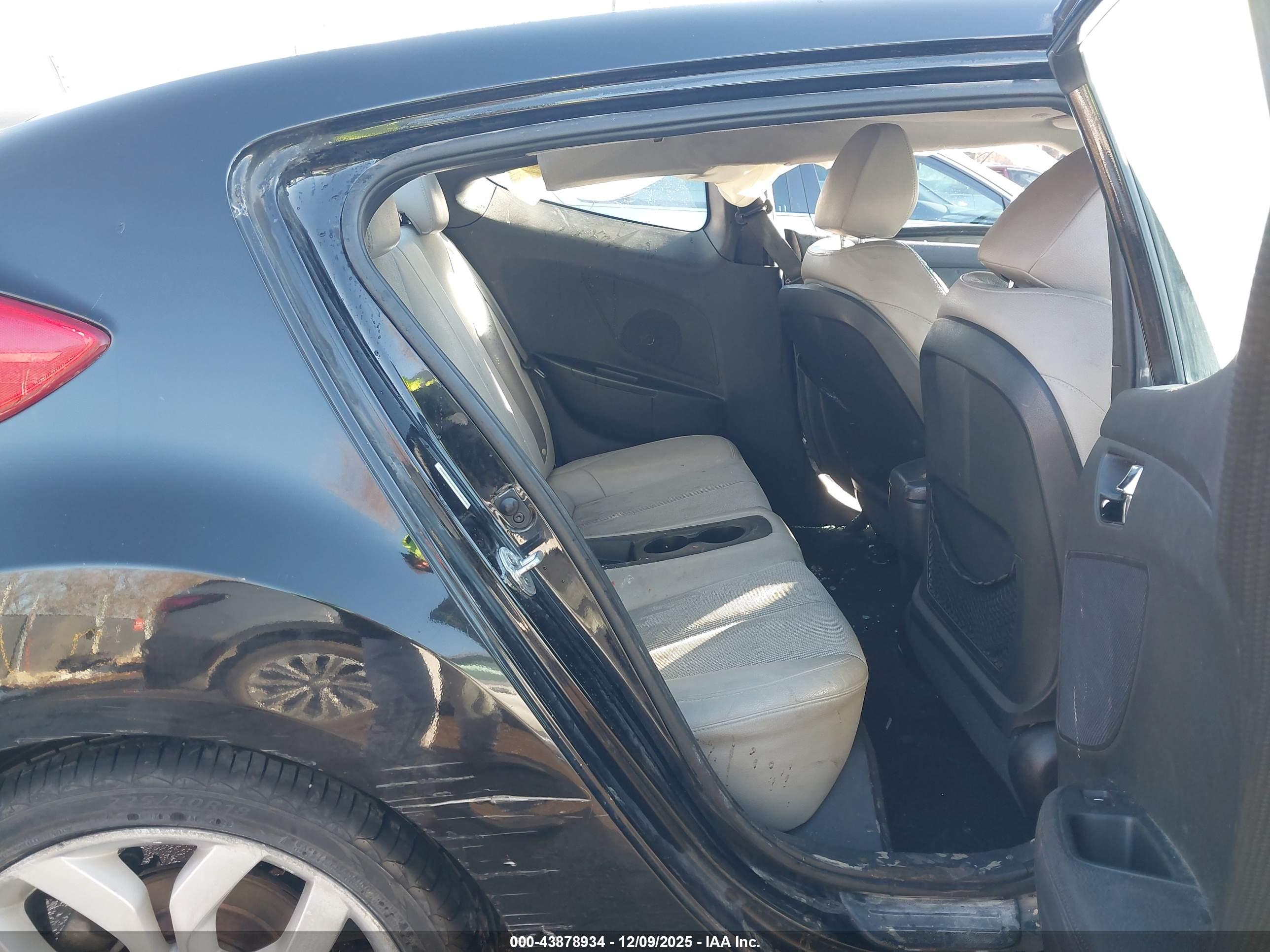 HYUNDAI VELOSTER image 8