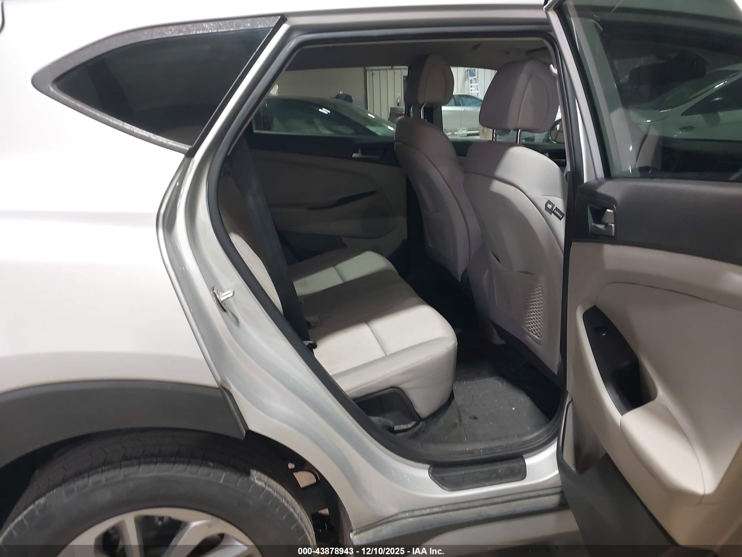 HYUNDAI TUCSON image 8