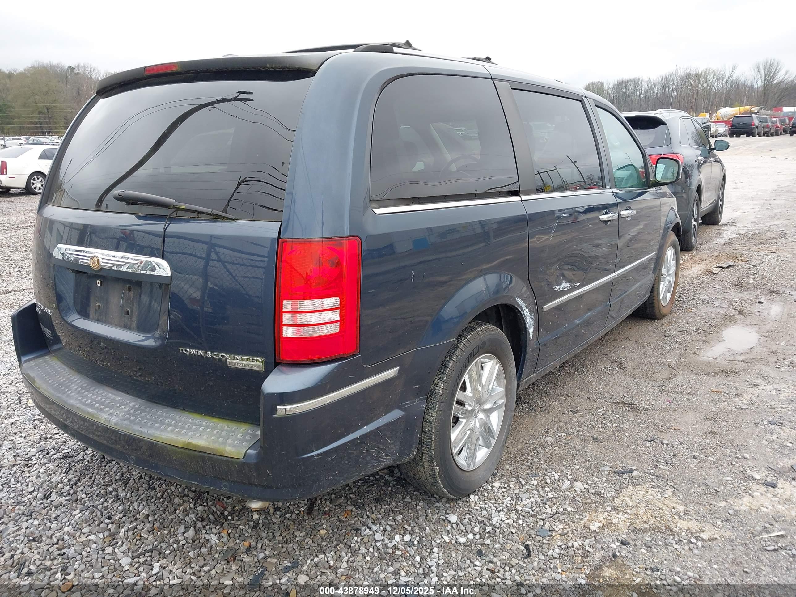 CHRYSLER TOWN image 4