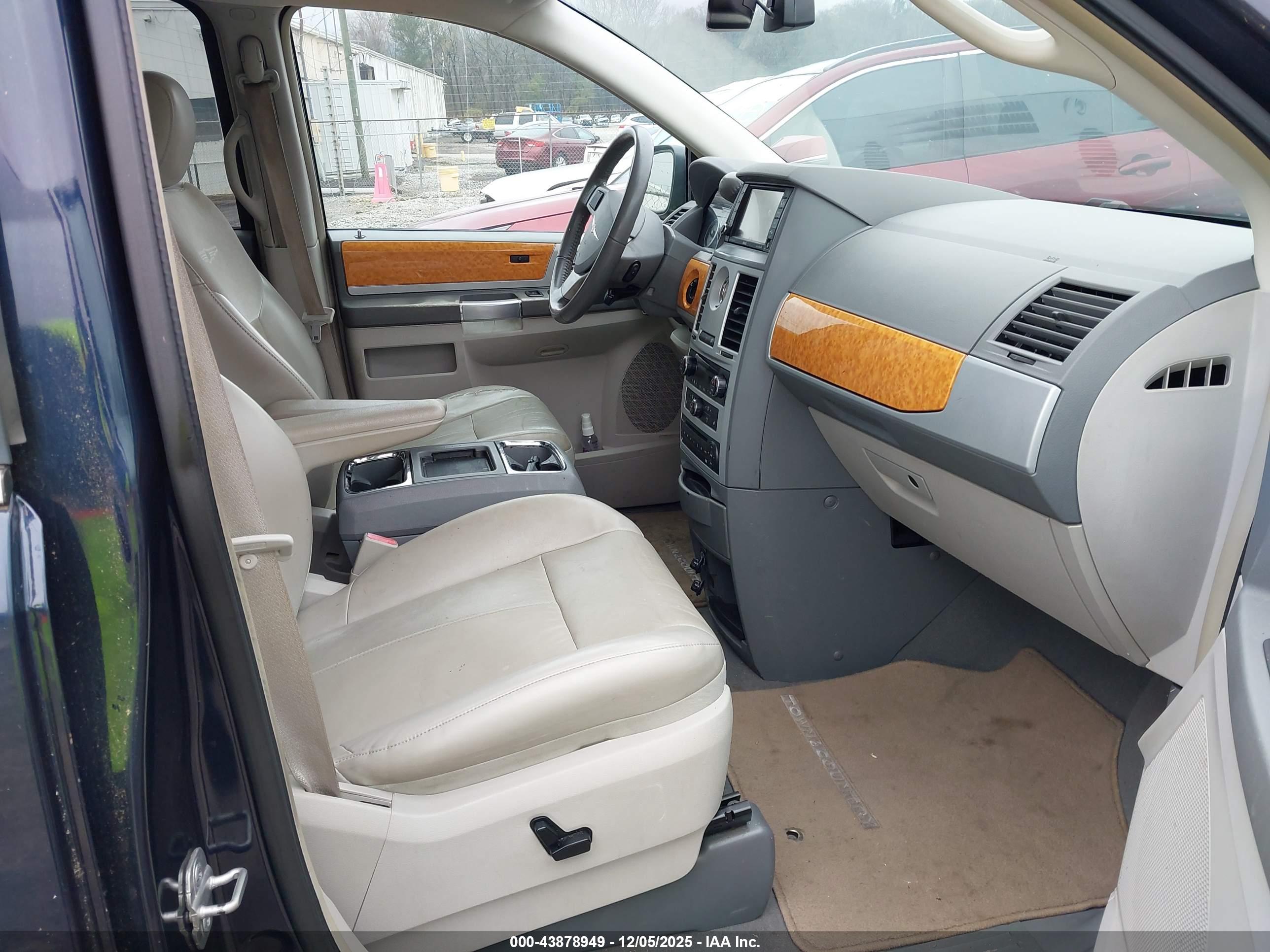 CHRYSLER TOWN image 5