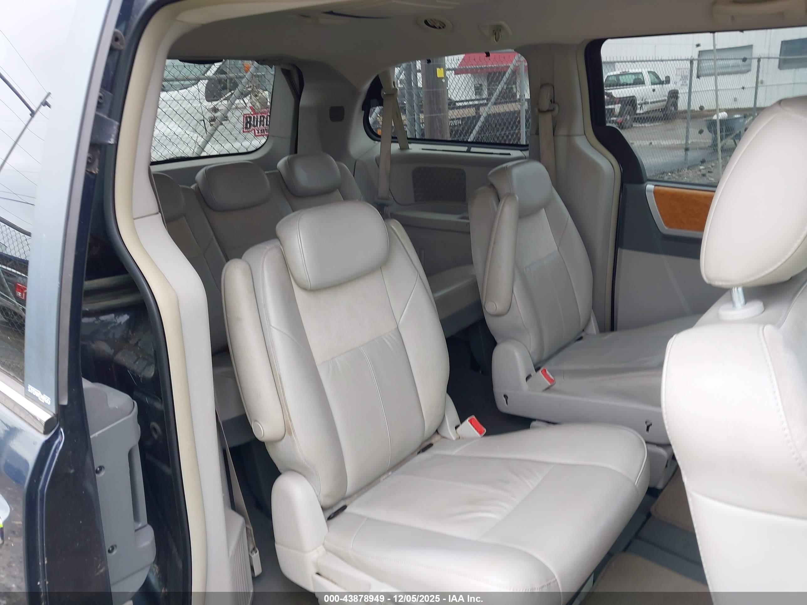 CHRYSLER TOWN image 8