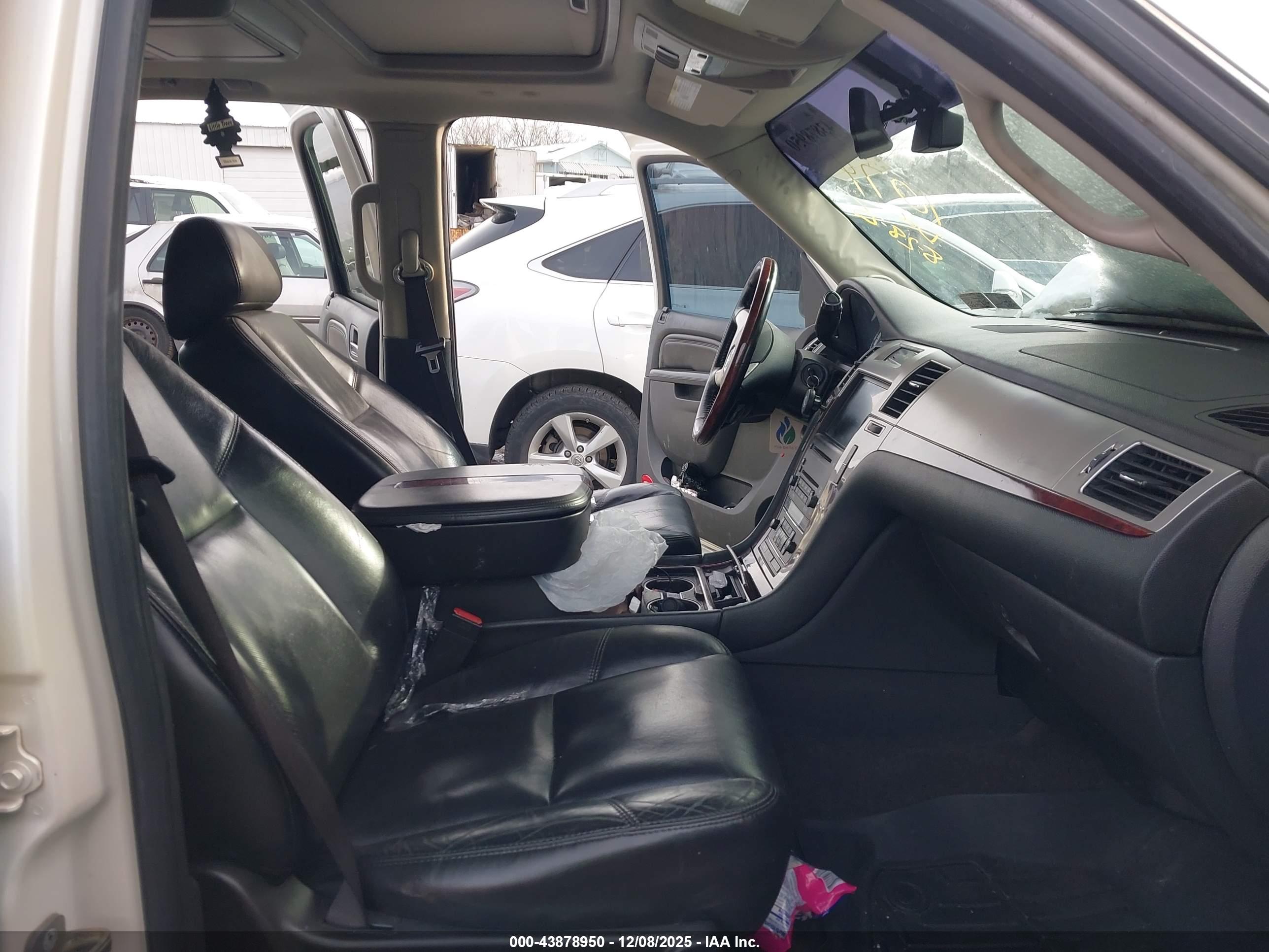 CADILLAC ESCALADE image 5