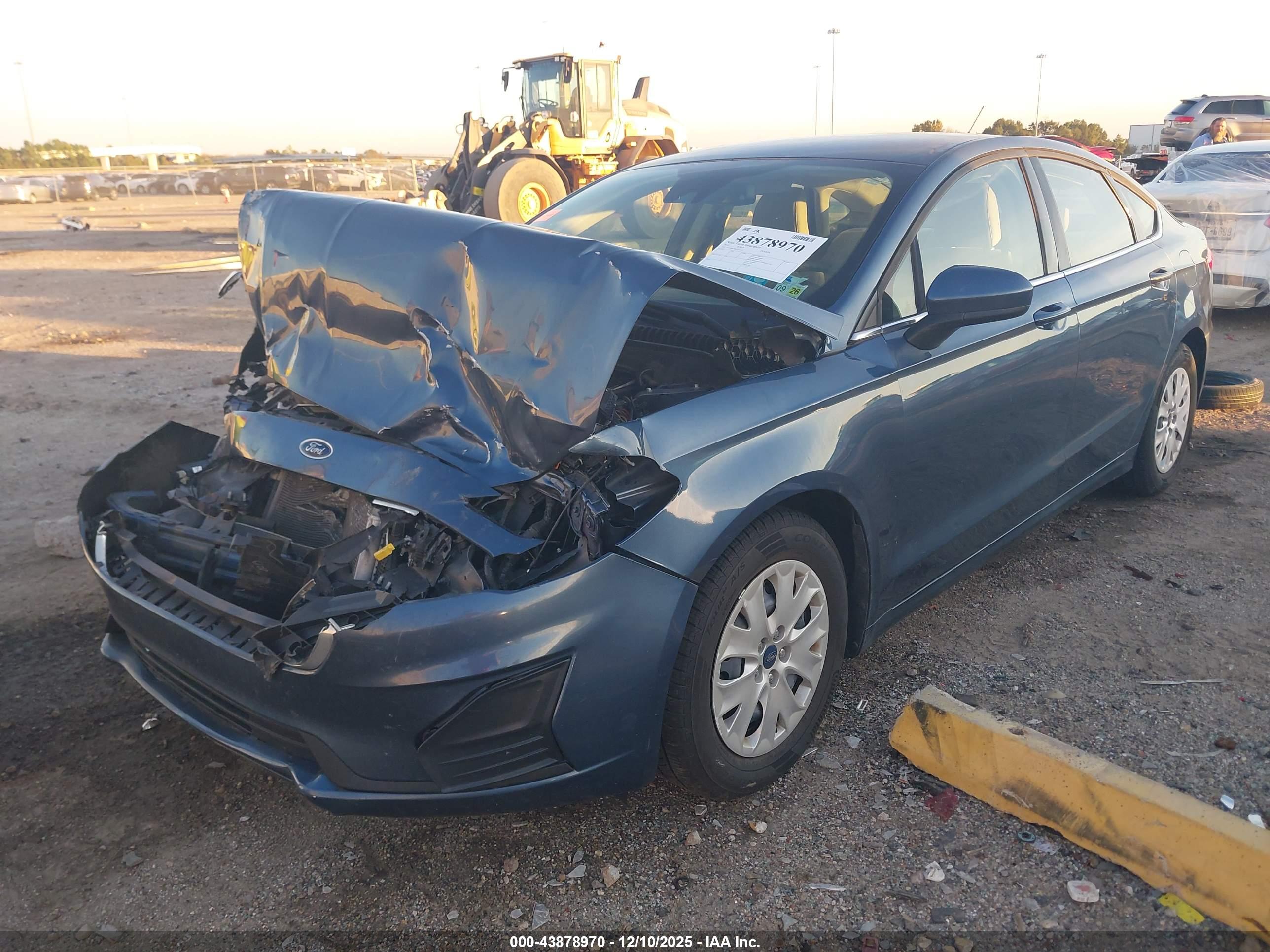 FORD FUSION image 2