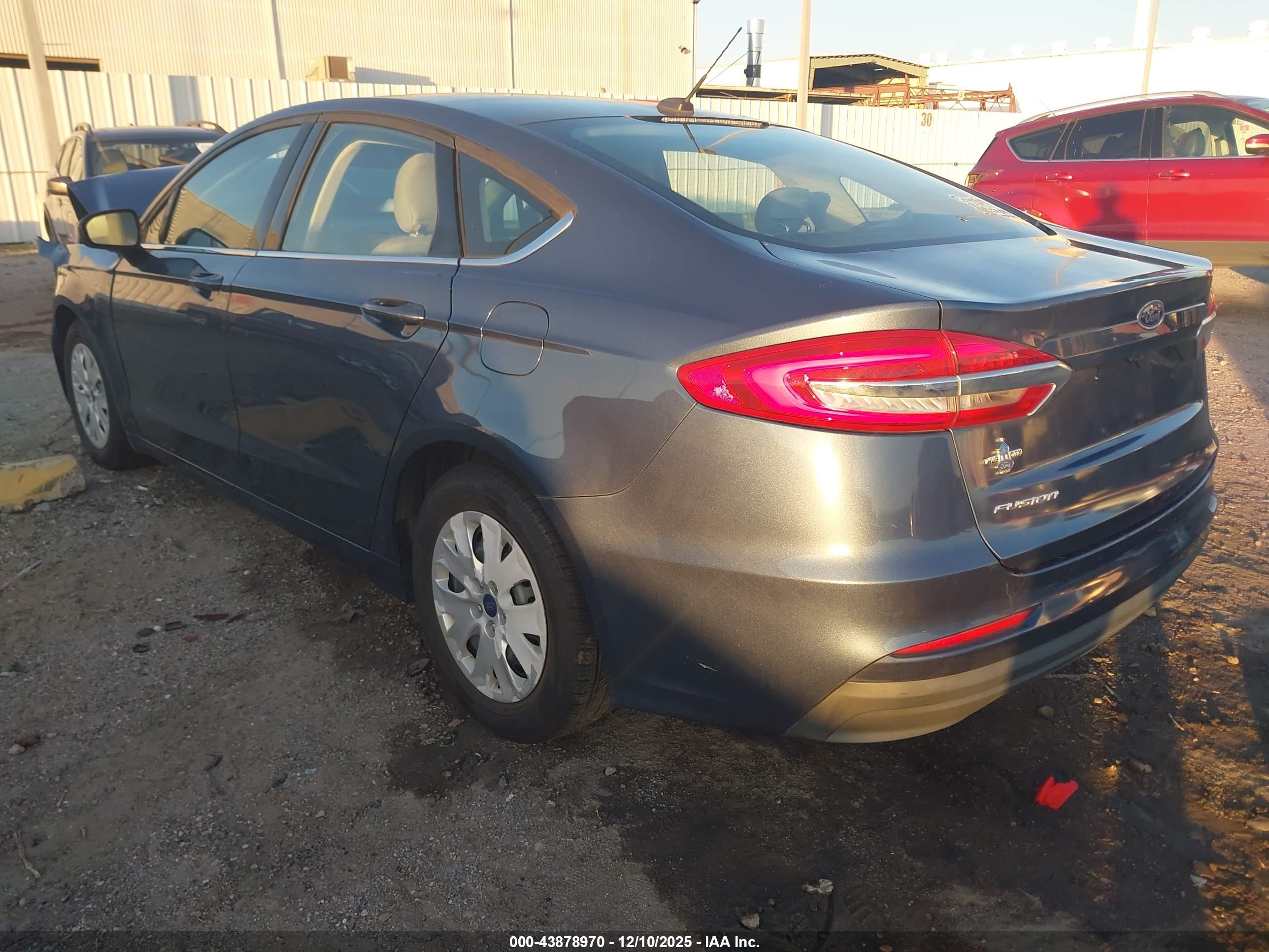 FORD FUSION image 3