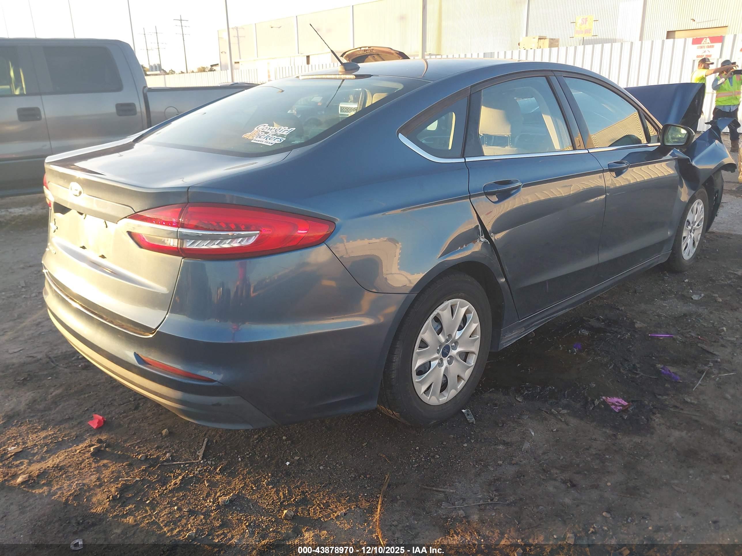 FORD FUSION image 4