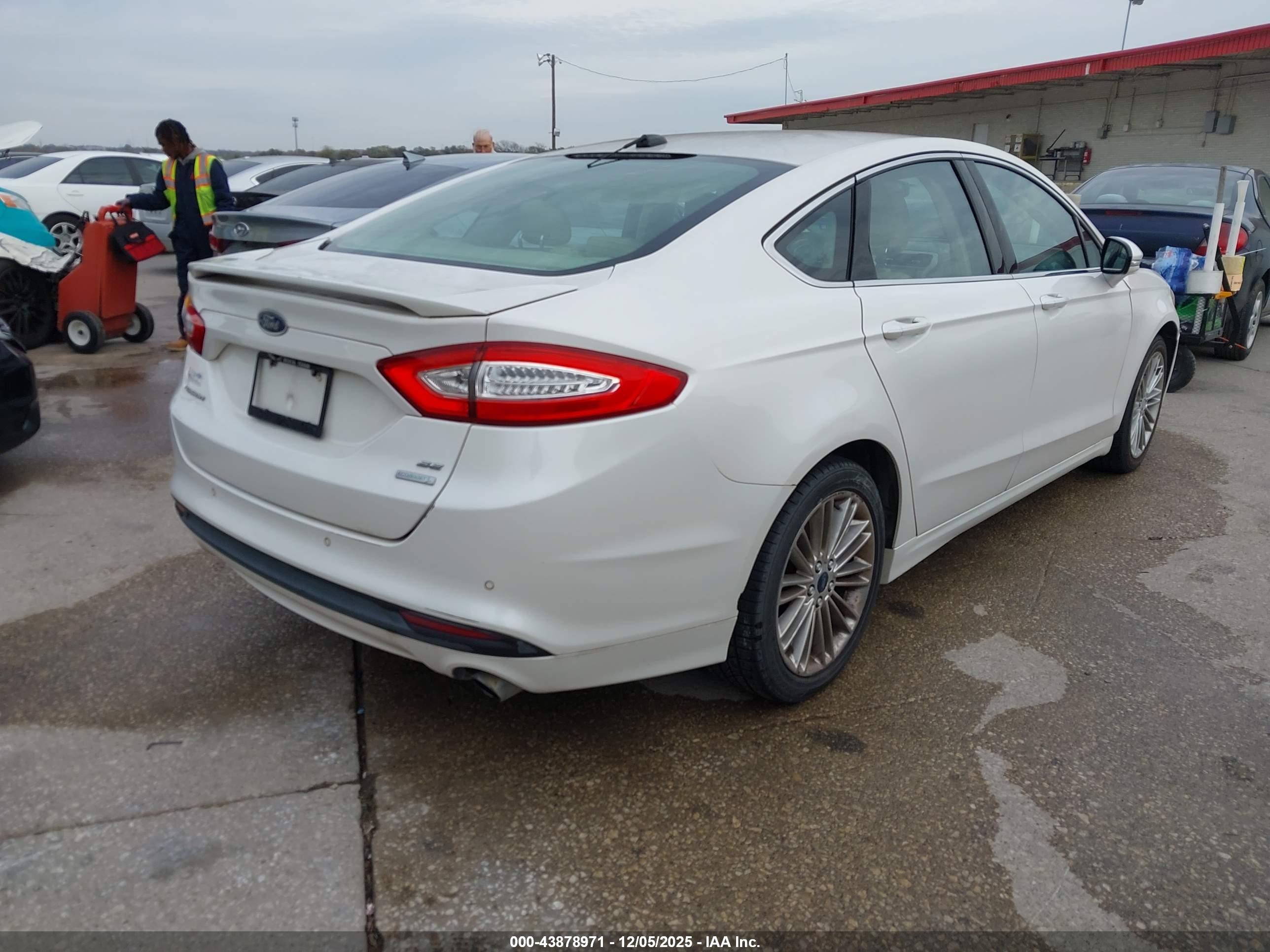 FORD FUSION image 4